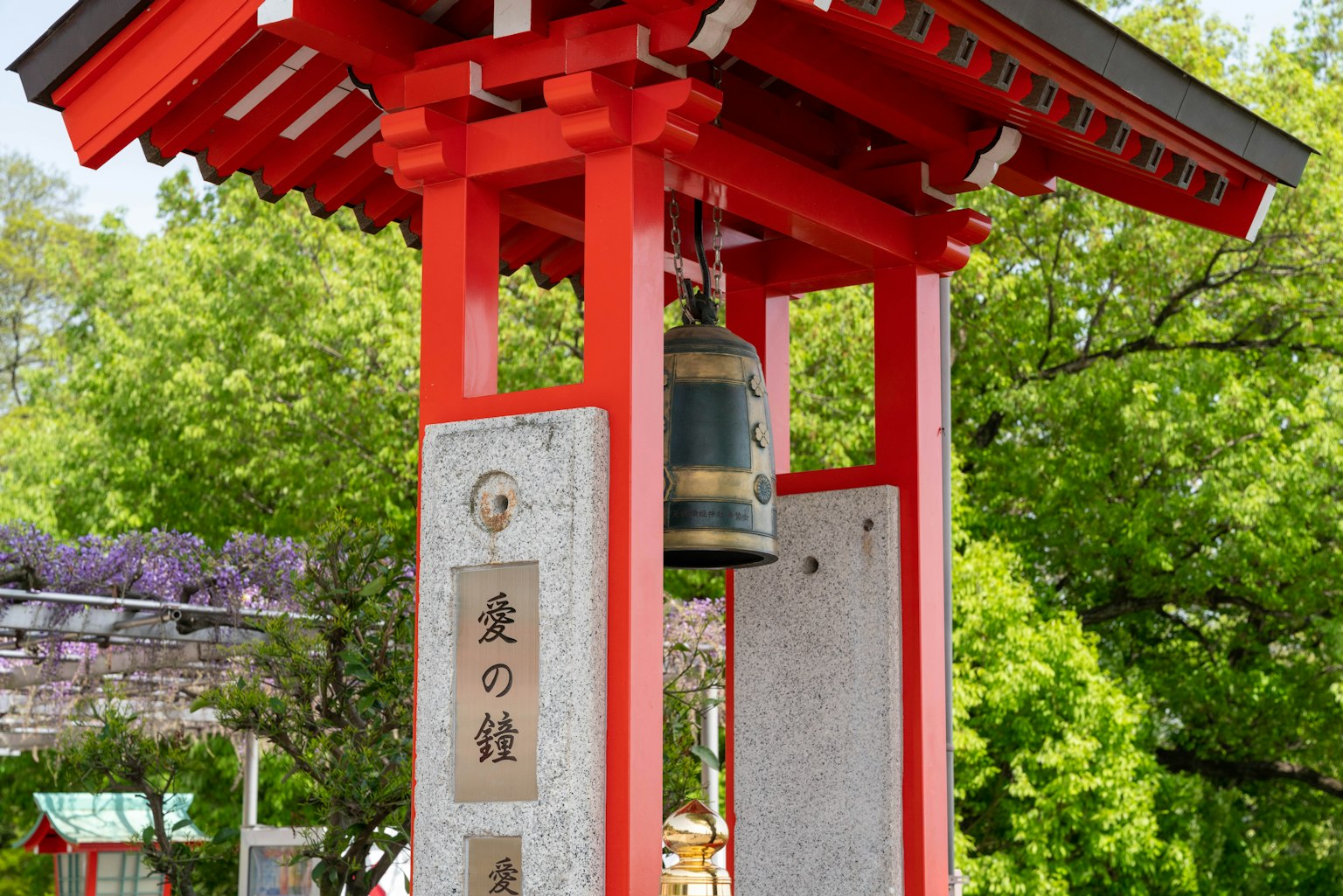 Sanctuaire japonais avec une porte rouge et une cloche