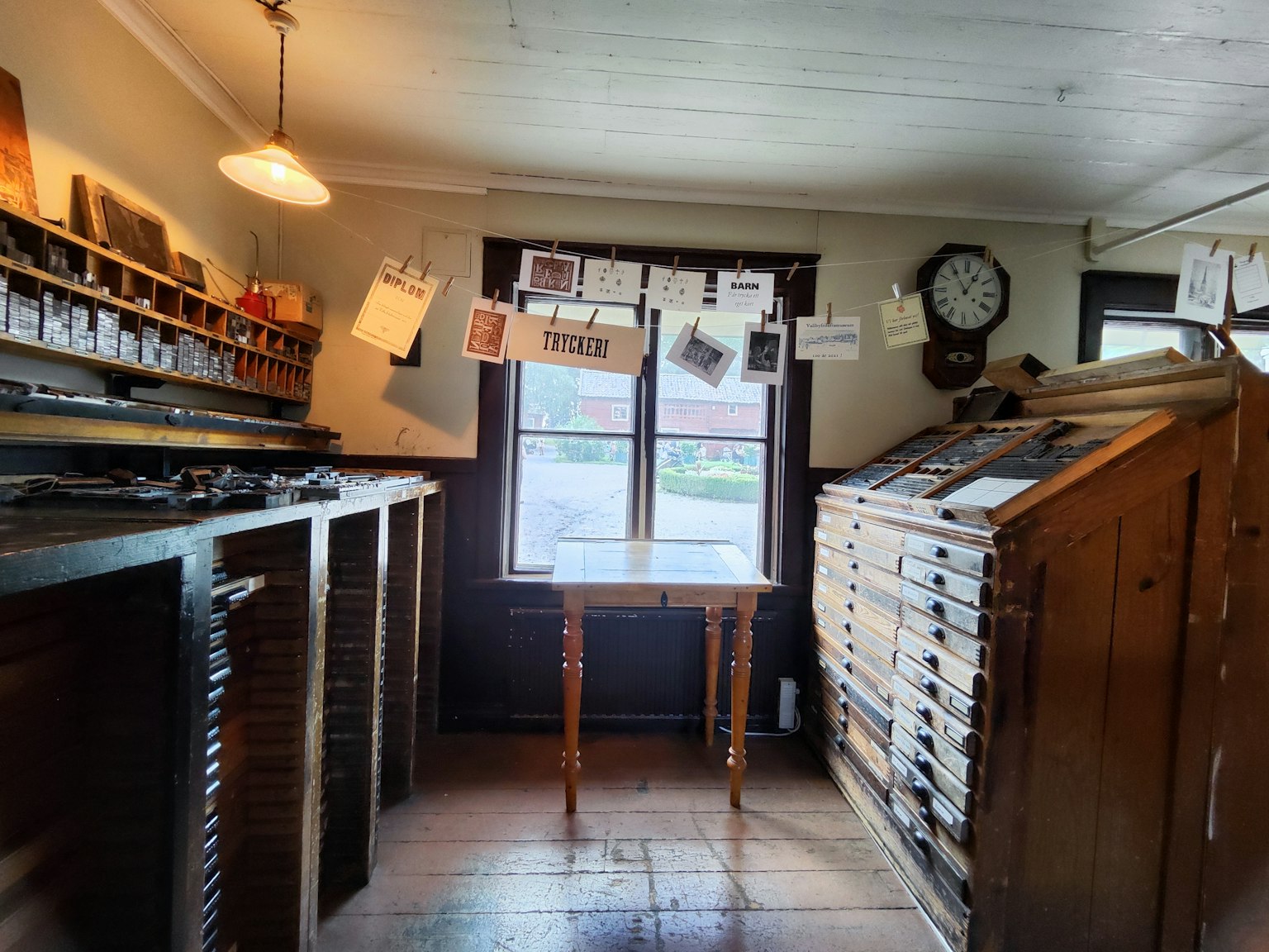 印刷店內部，木製家具和窗戶，具有歷史氛圍