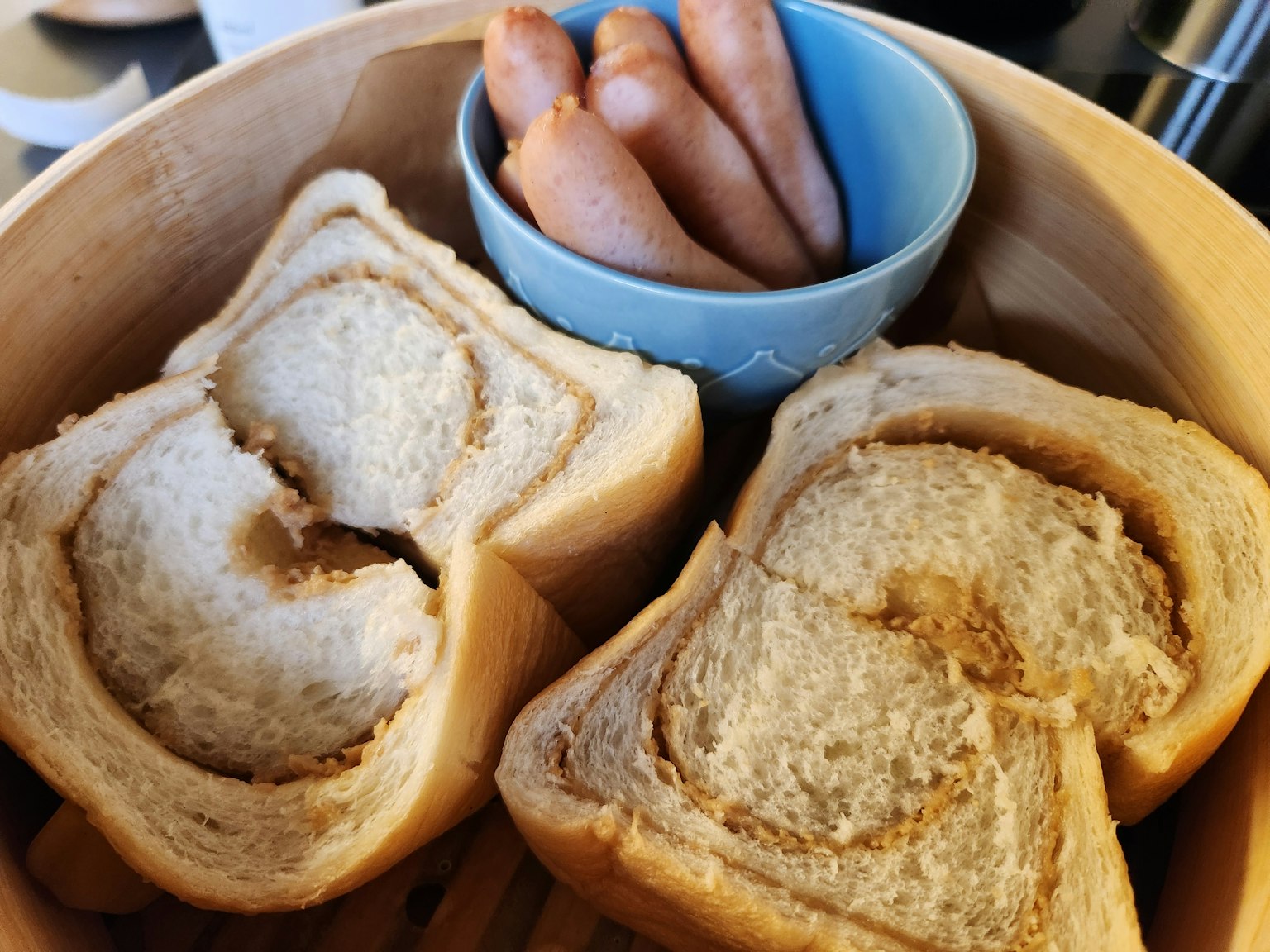 Tranches de pain à la vapeur avec des saucisses dans un bol bleu