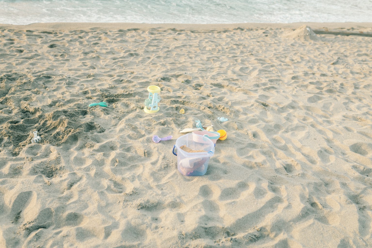 Scena di spiaggia con giocattoli e secchi sparsi