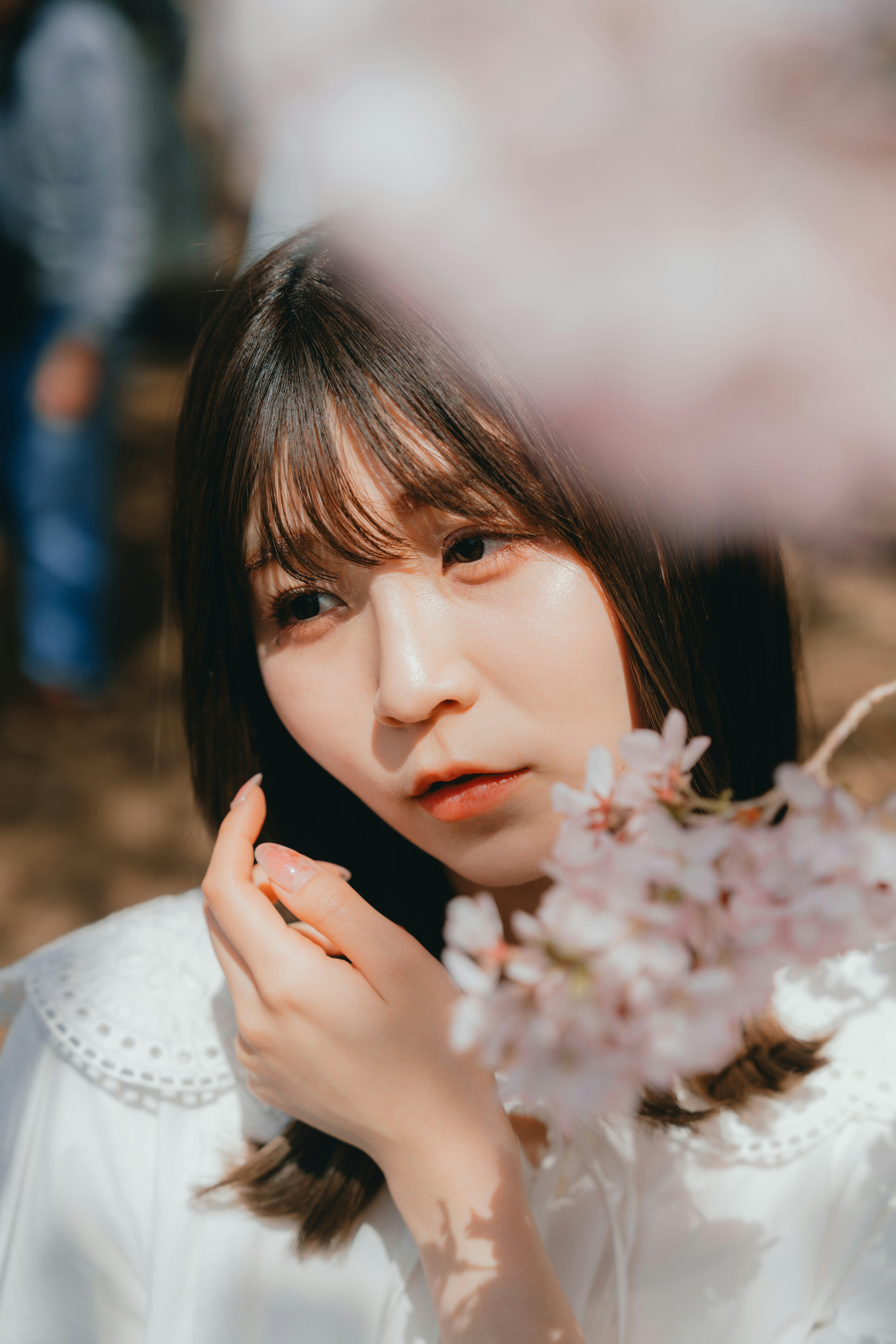 花束を手に微笑む女性のポートレート