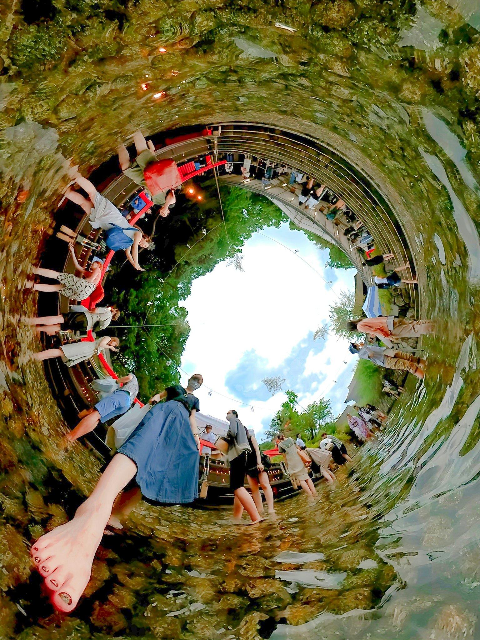 Imagen circular de personas jugando en el agua rodeadas de paisajes naturales
