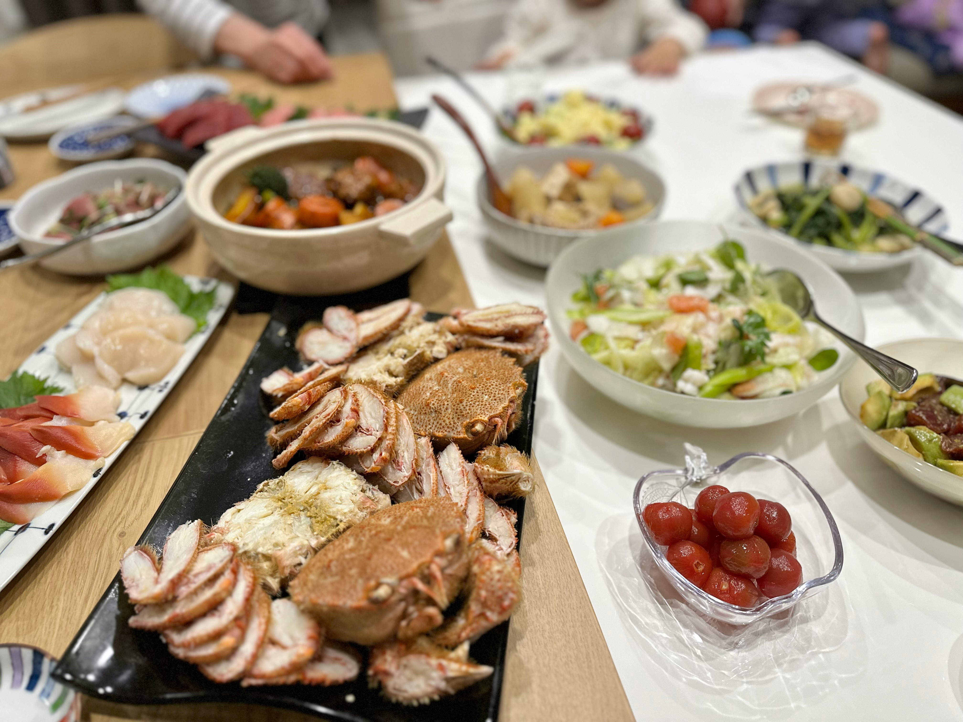 木製テーブルに並ぶ前菜と魚介のビュッフェ料理
