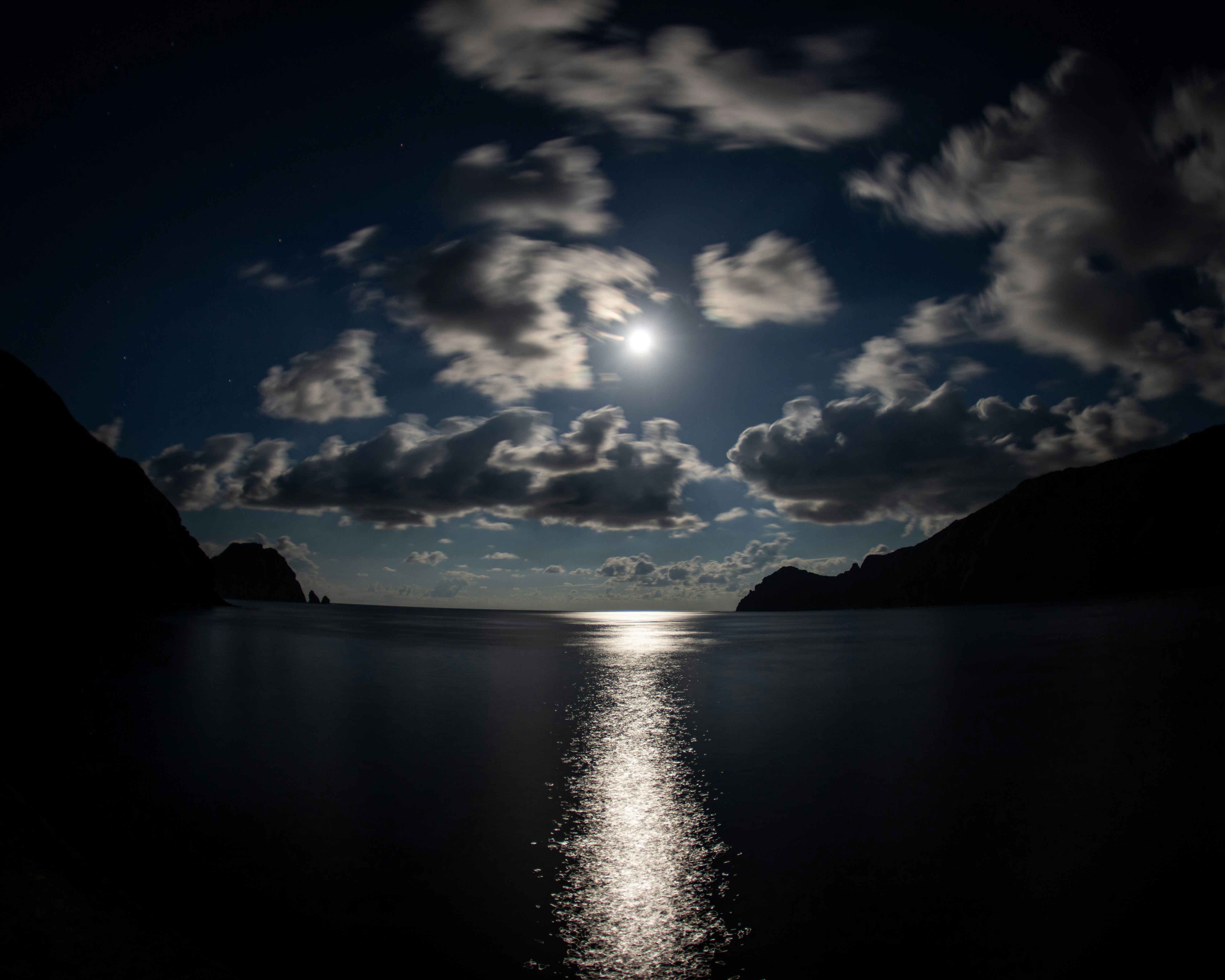 夜海上月光的光帶與多雲天空