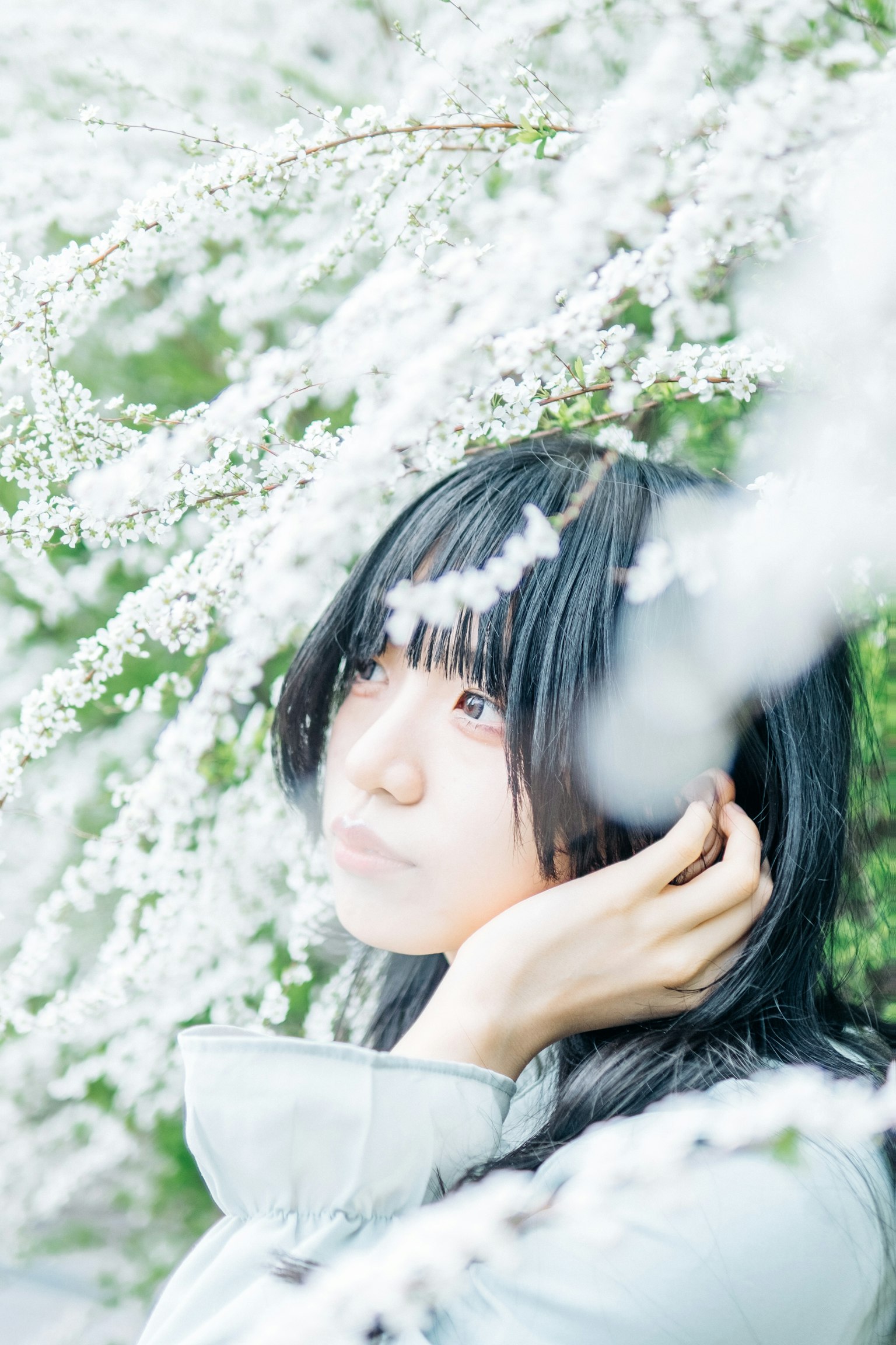 Portrait d'une femme entourée de fleurs blanches