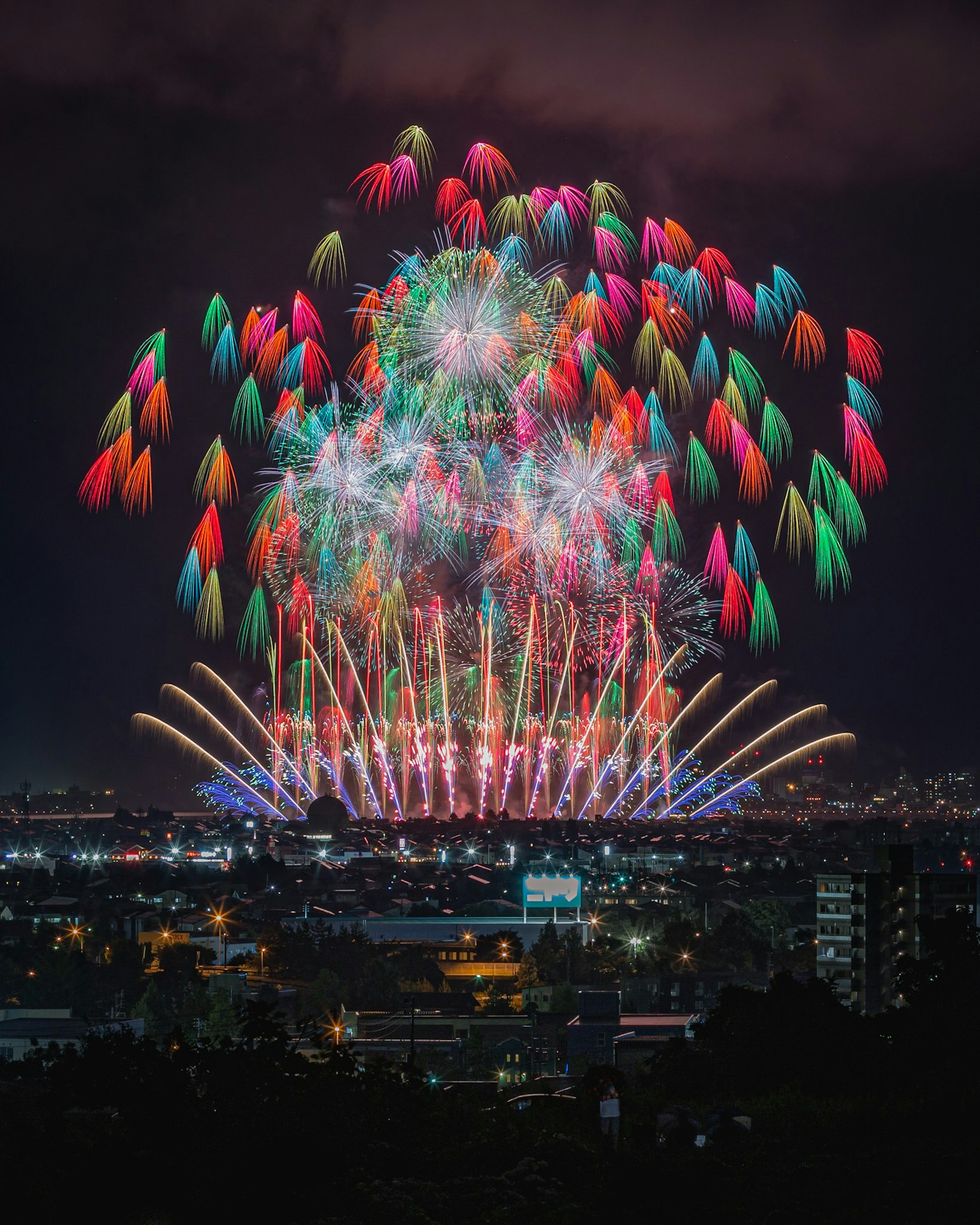 五彩斑斓的烟花在夜空中绽放，照亮城市天际线
