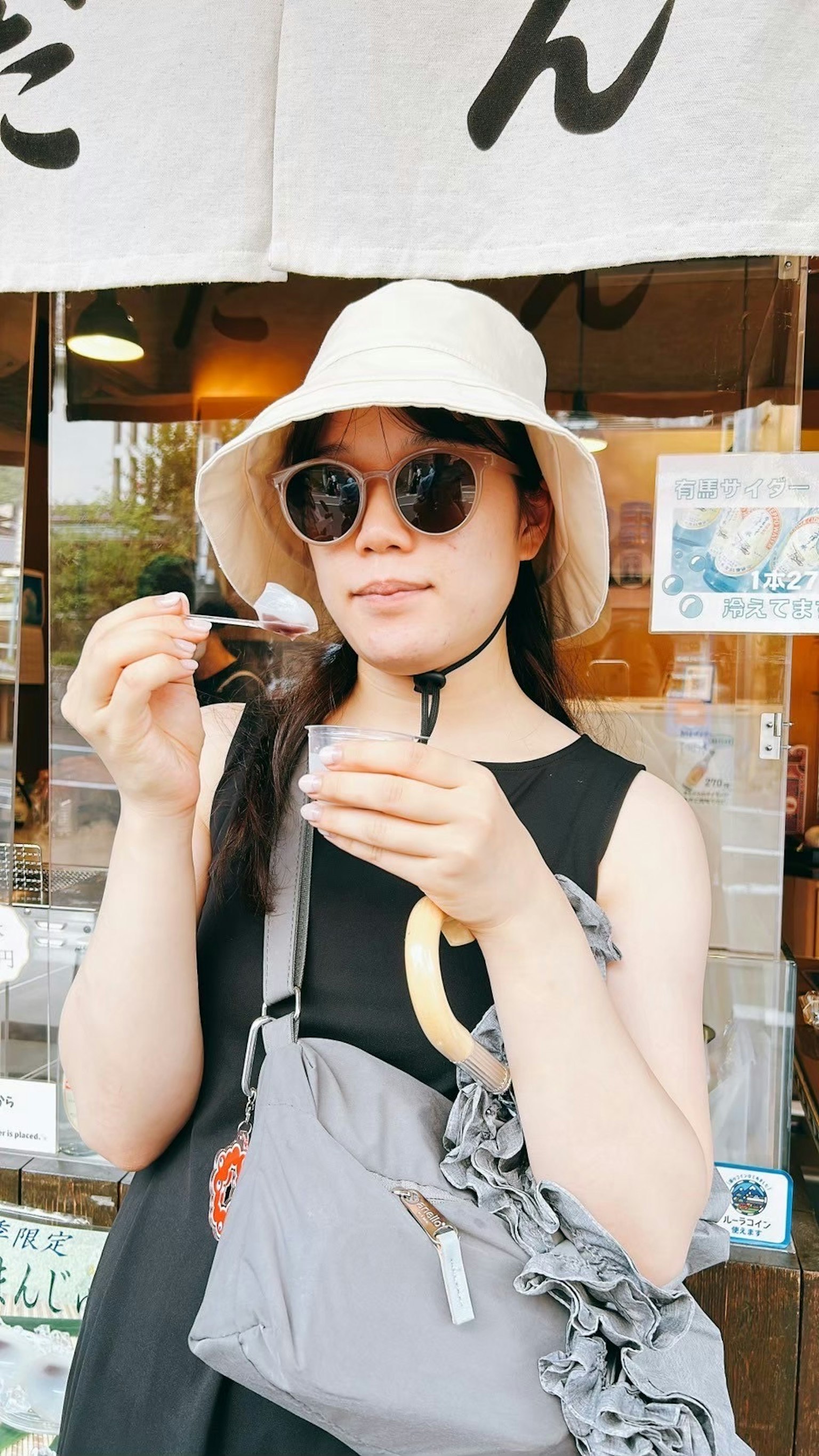 一位戴着白色帽子和太阳镜的女性手里拿着食物