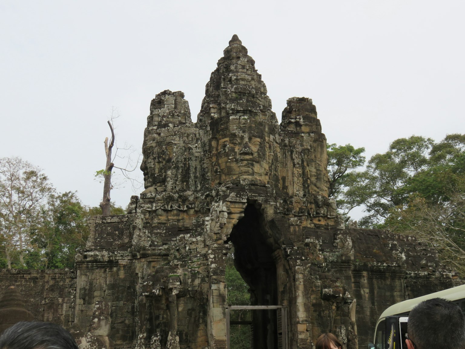 Ruinen eines Angkor-Tempeltors mit markanten Steinstrukturen