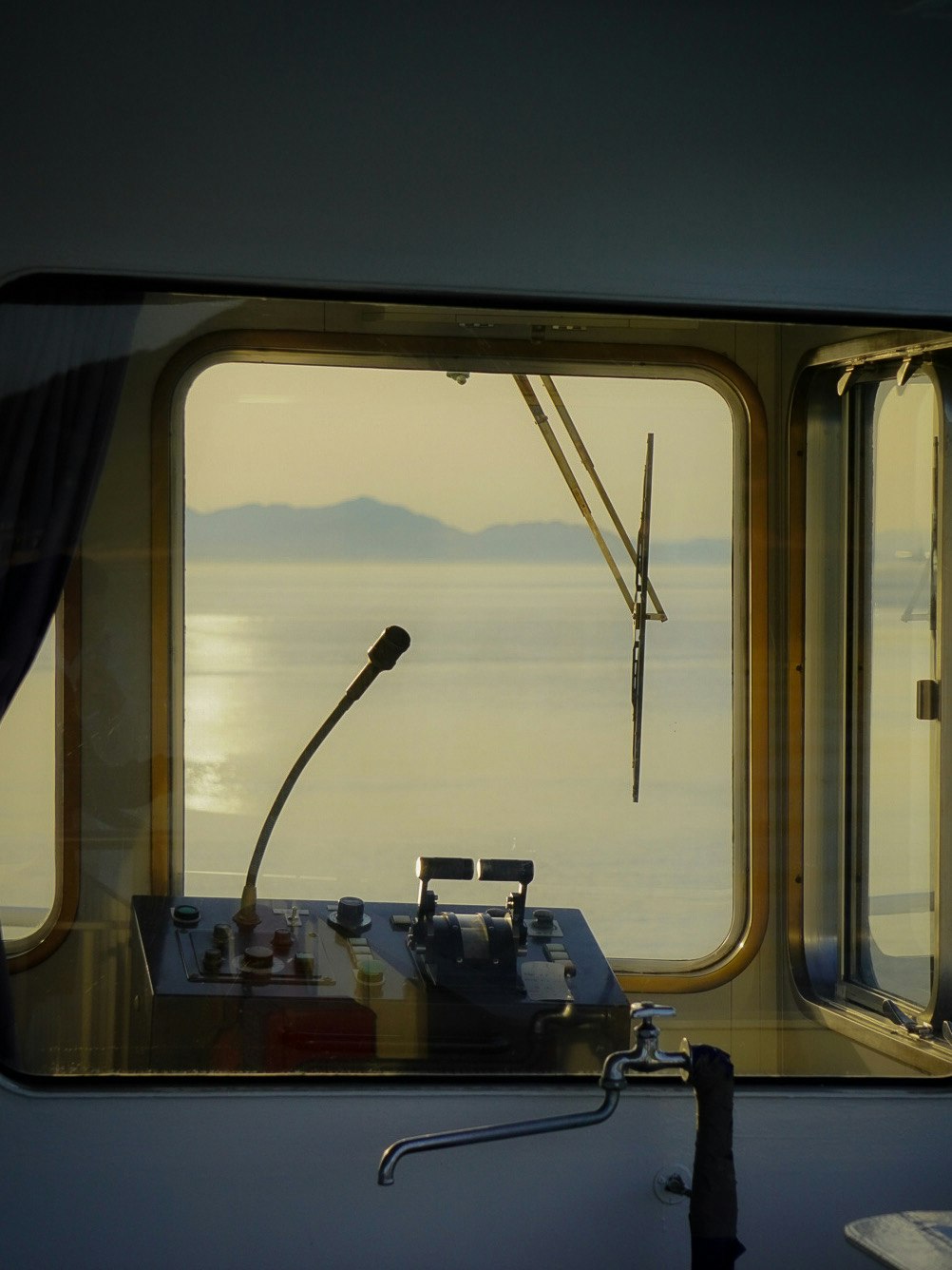 Vista tranquilla del Mar Interno di Seto dalla finestra della cabina del traghetto
