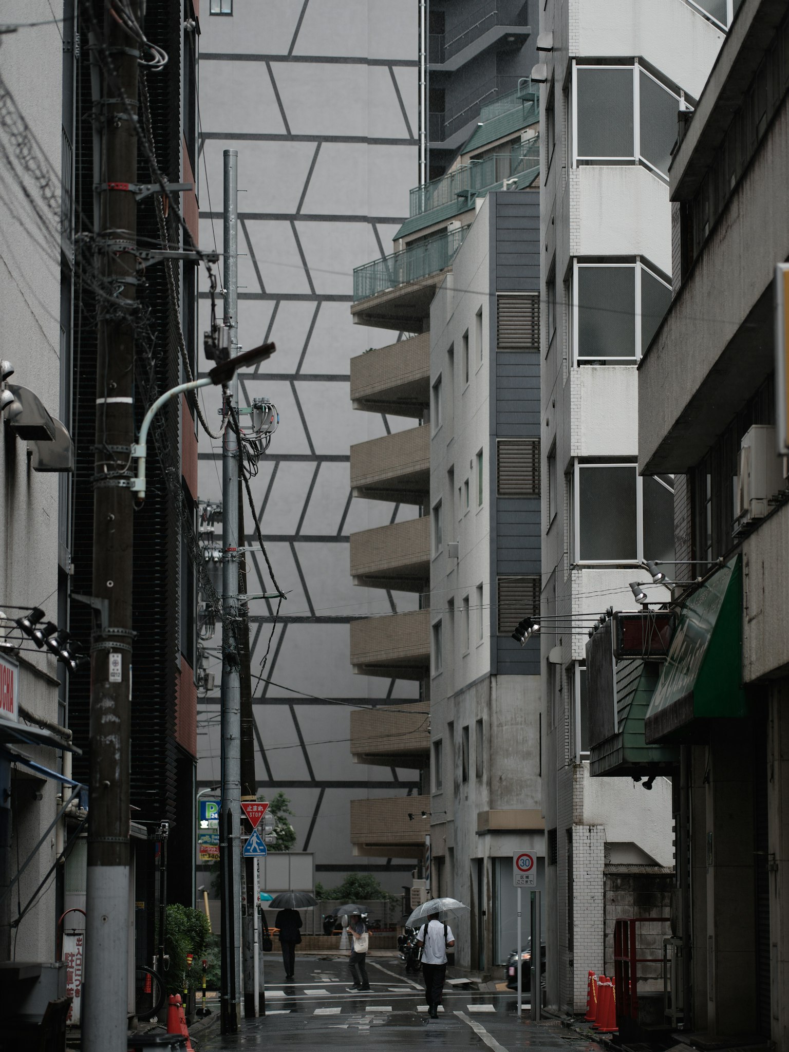 Rue étroite avec des bâtiments modernes et anciens au design architectural unique