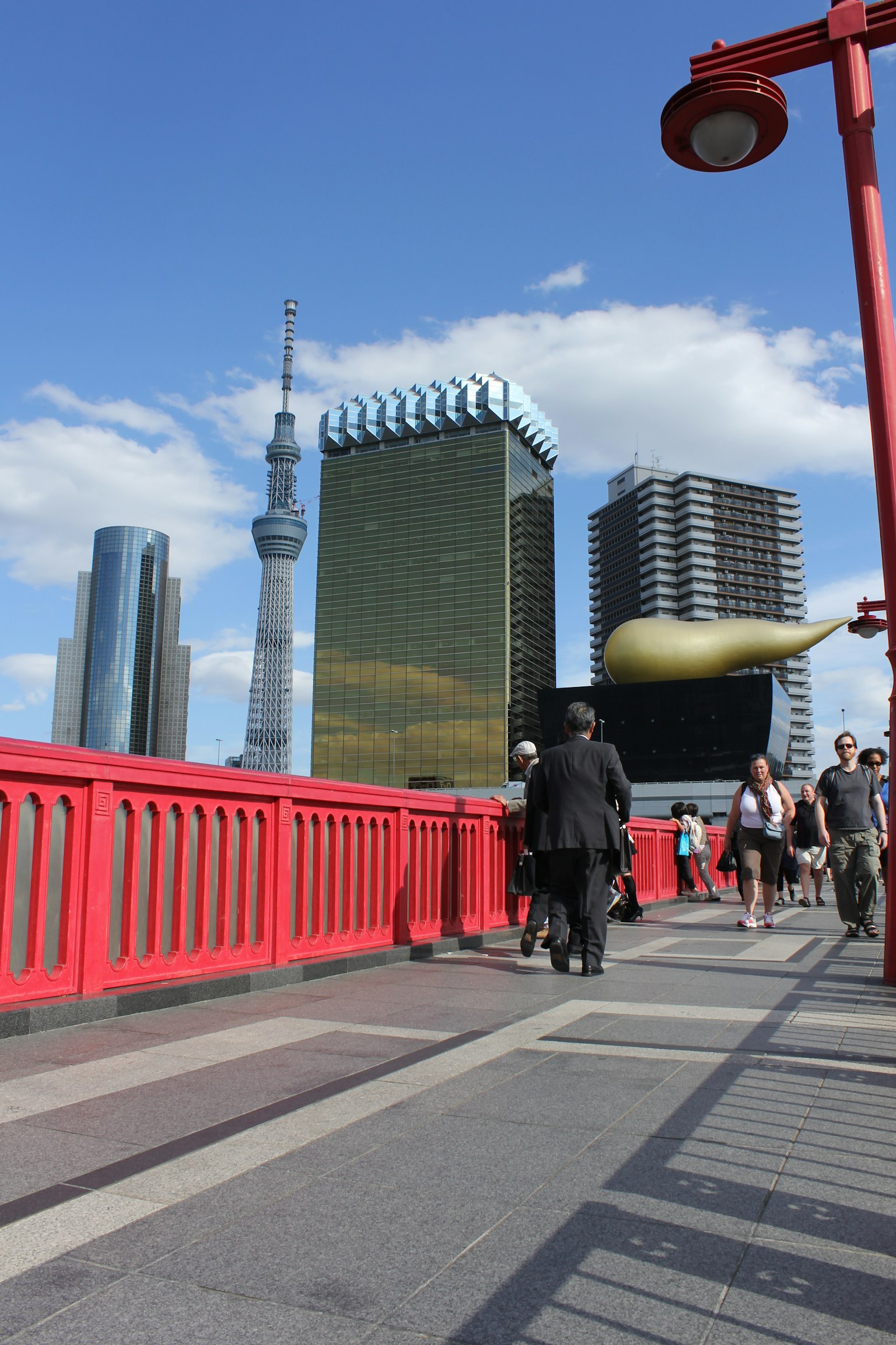 Vue depuis un pont rouge avec la Tokyo Skytree et le siège d'Asahi Beer
