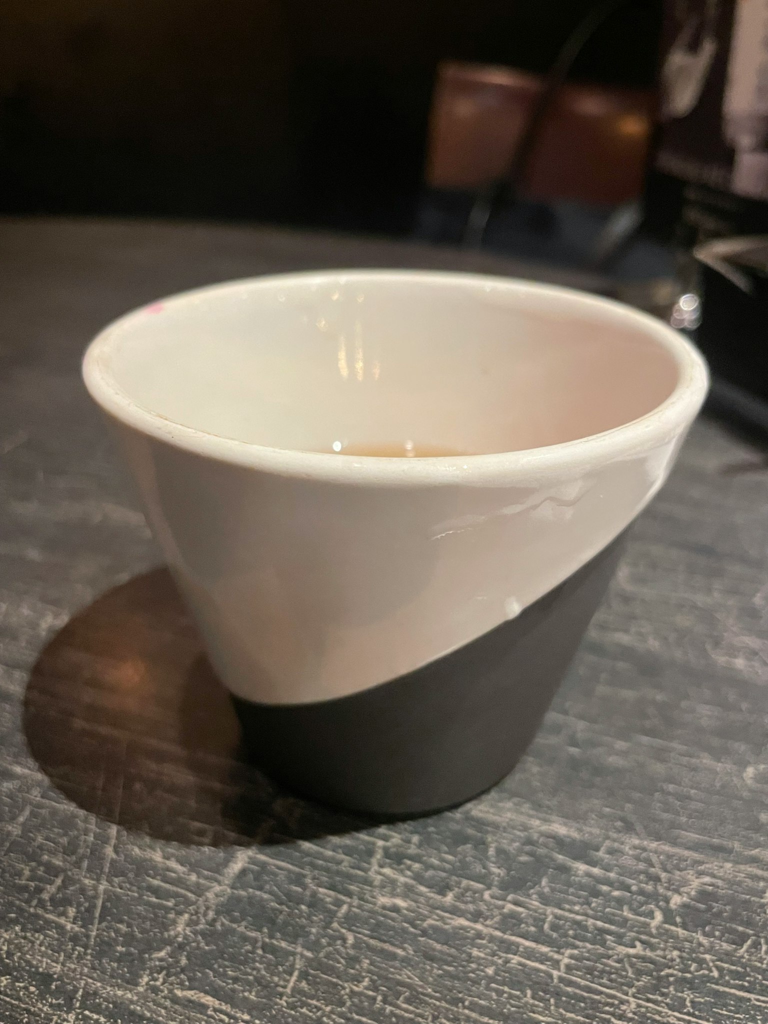 독특한 이색 컵 흑백 색상