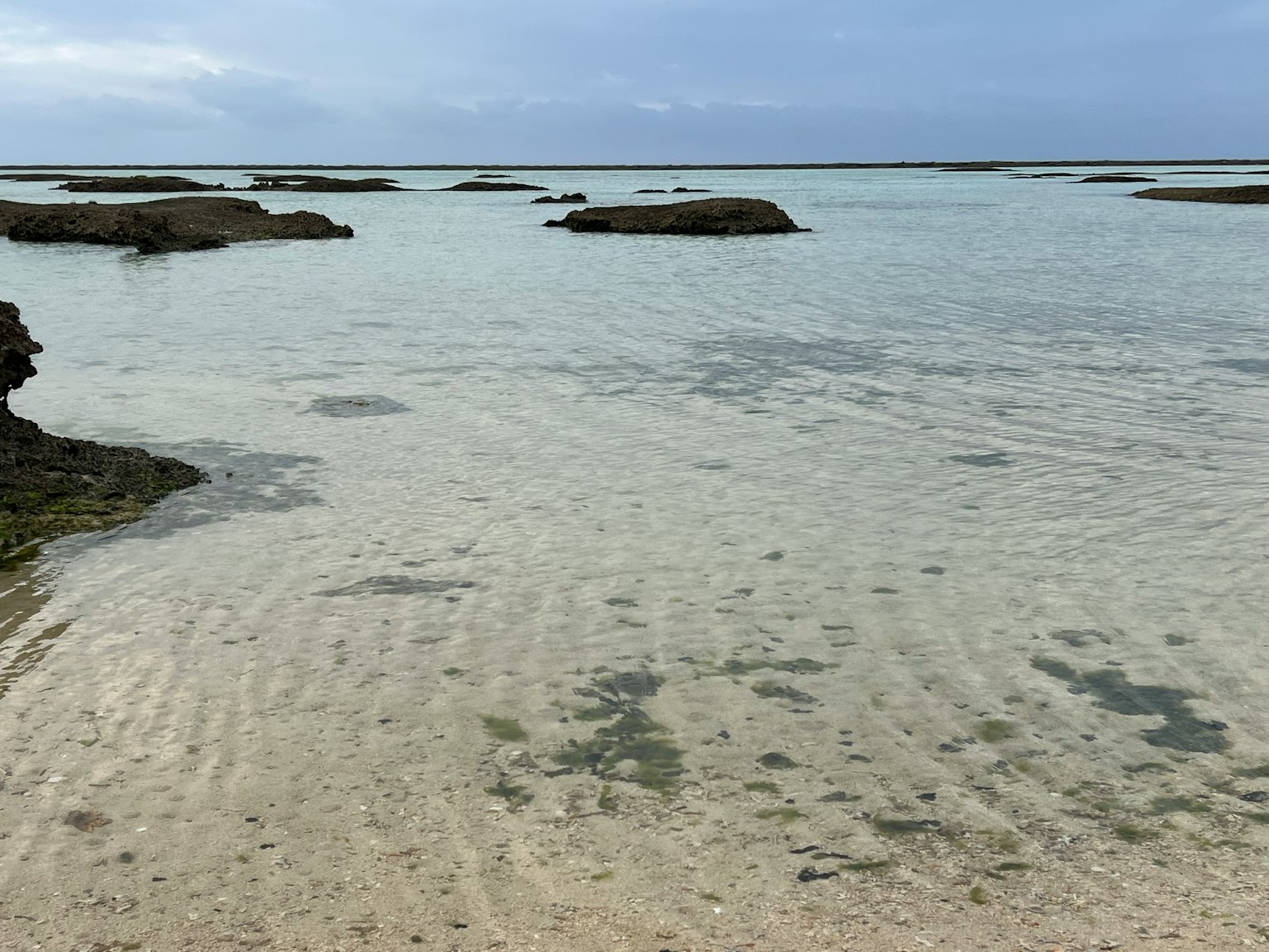 平静的海景与浅水和岩石