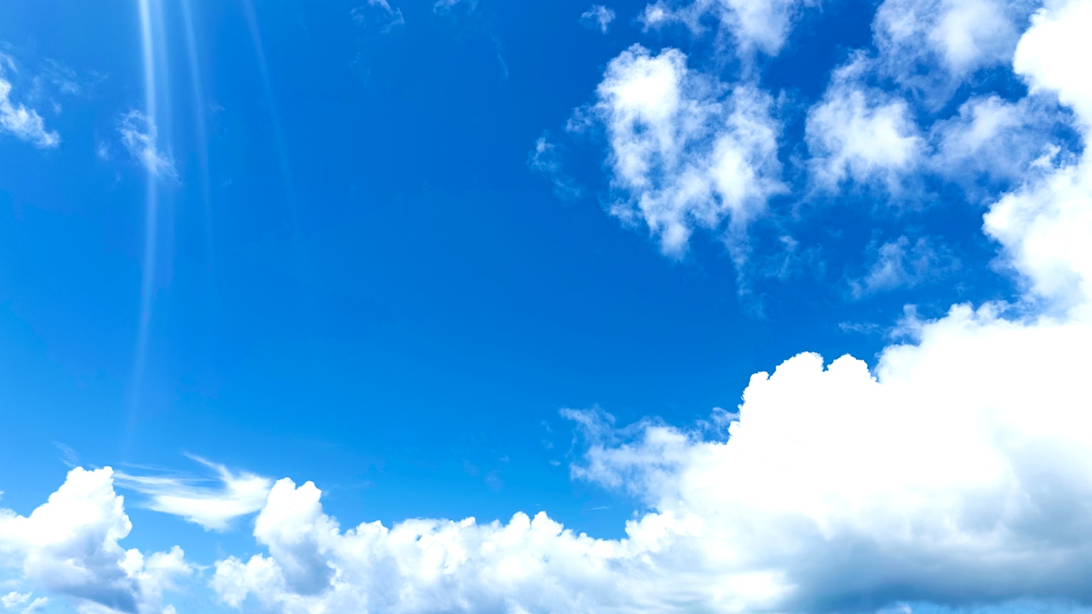 Cielo blu vibrante con nuvole bianche e soffici
