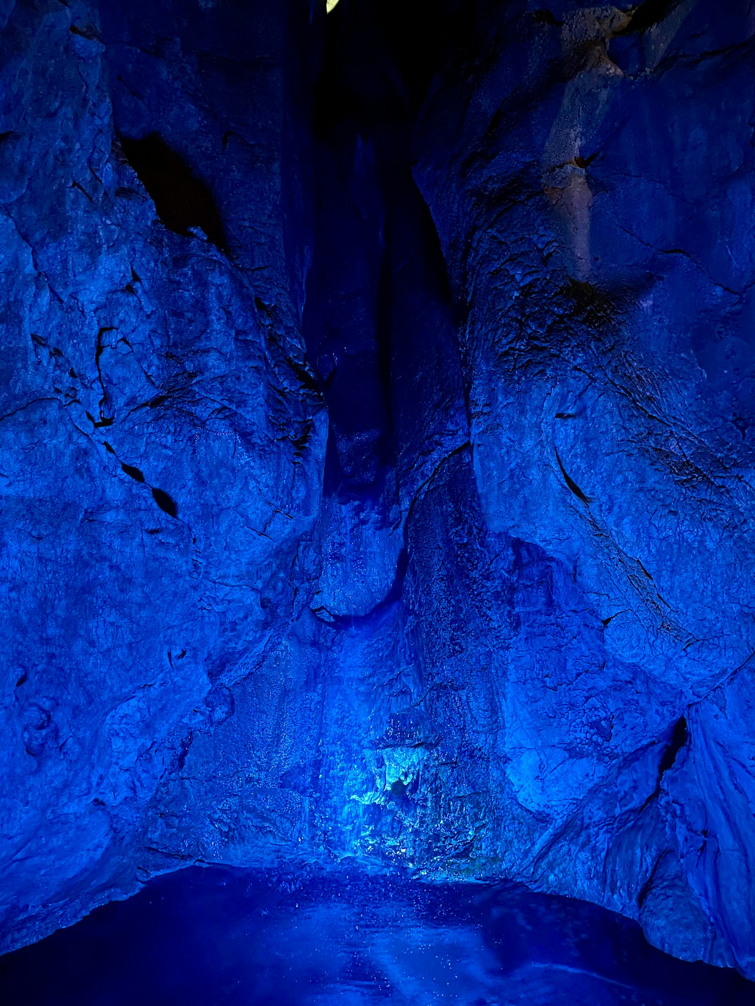 Intérieur d'une grotte éclairée par une lumière bleue