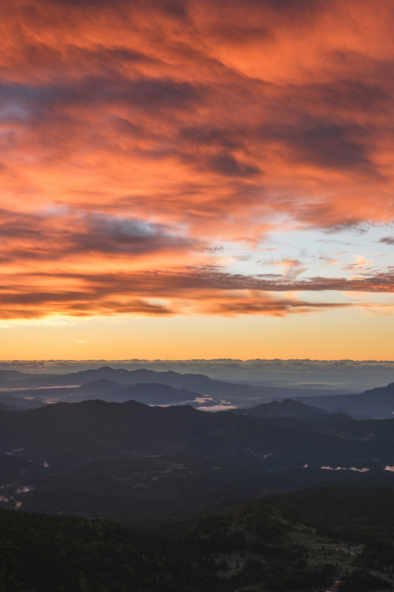 Bellissimo cielo al tramonto con paesaggio montano