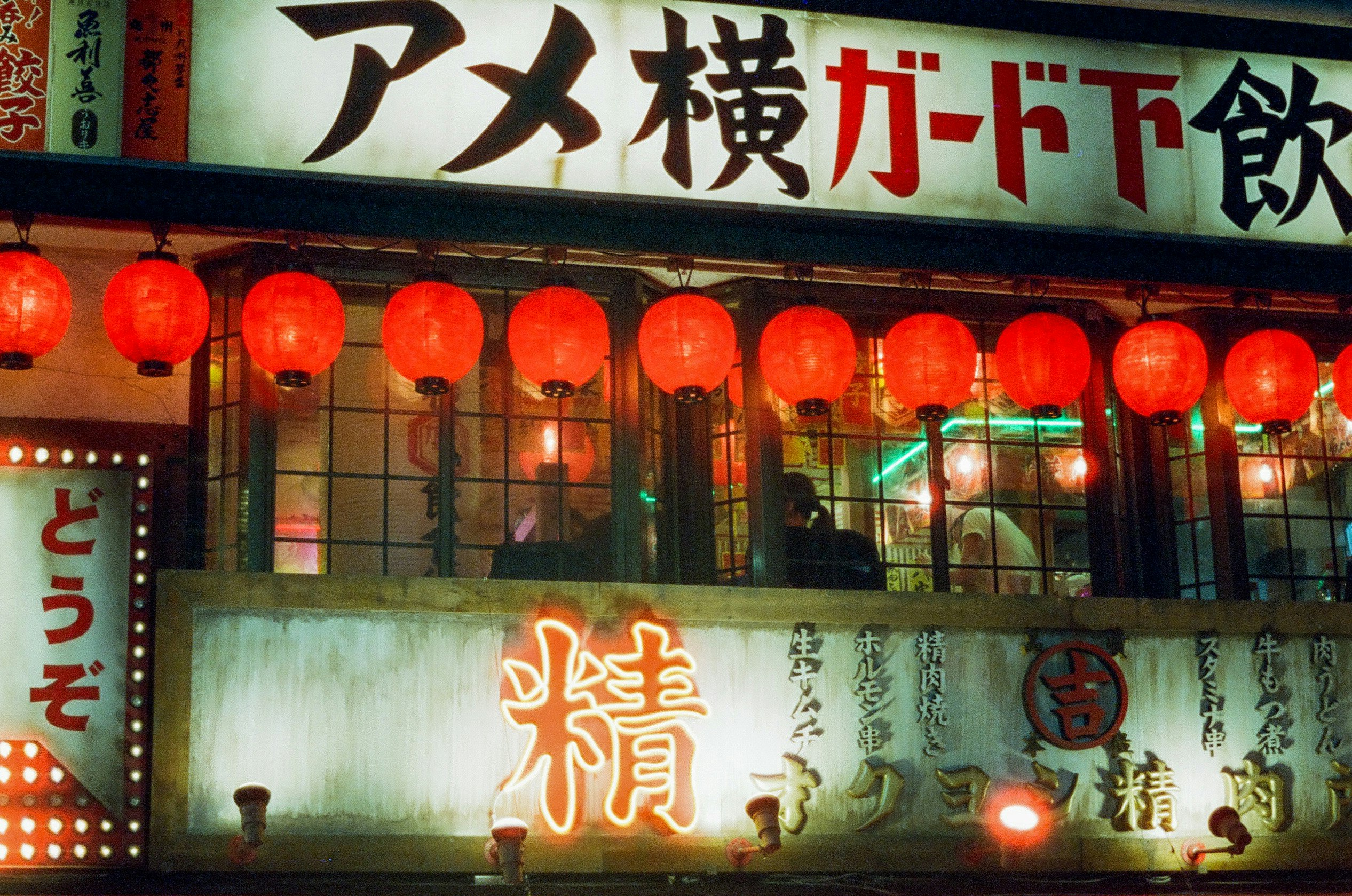 提灯が並ぶ屋台の看板と暖色の夜景