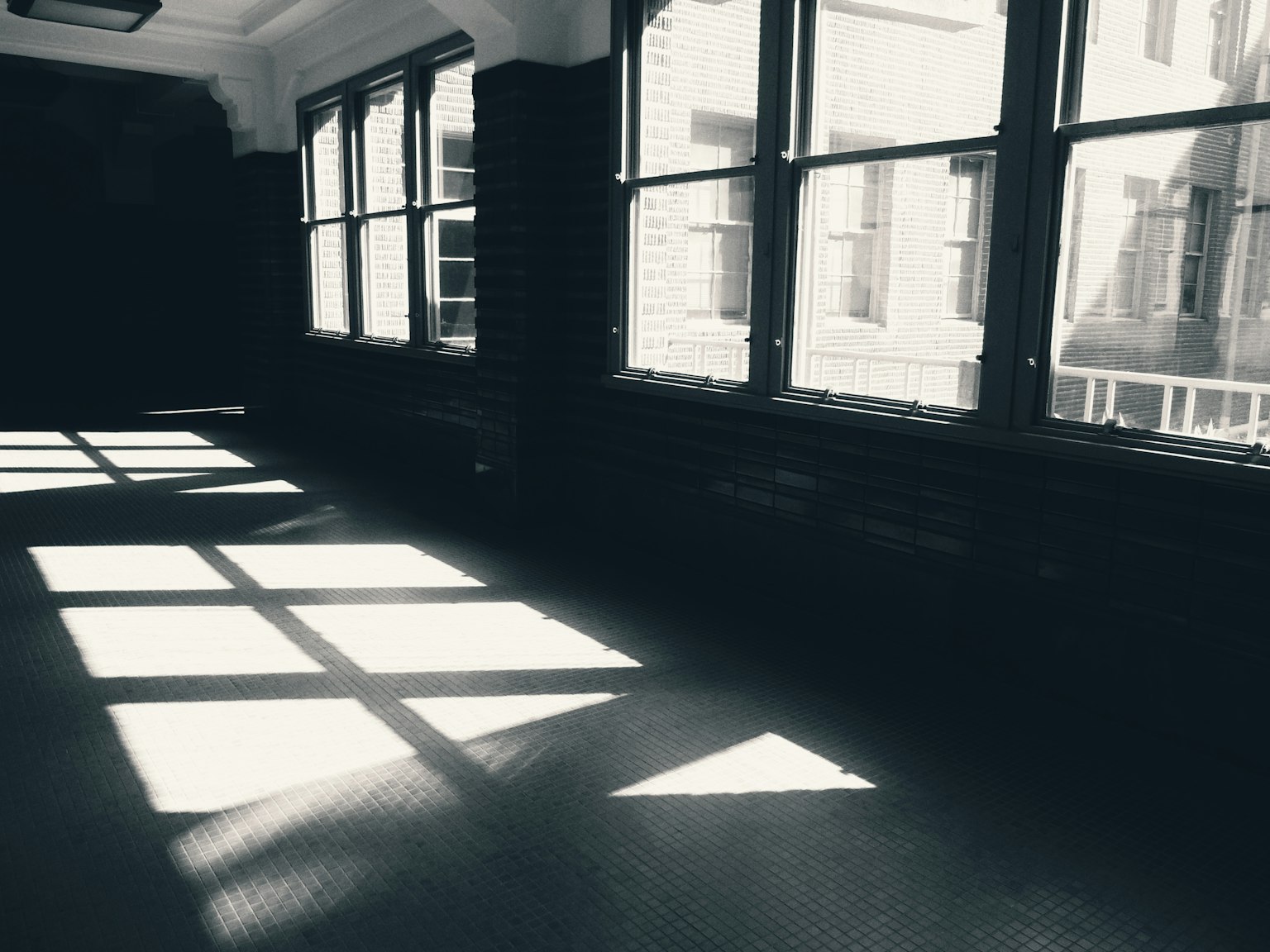 Phòng đen trắng với các mẫu ánh sáng và bóng tối