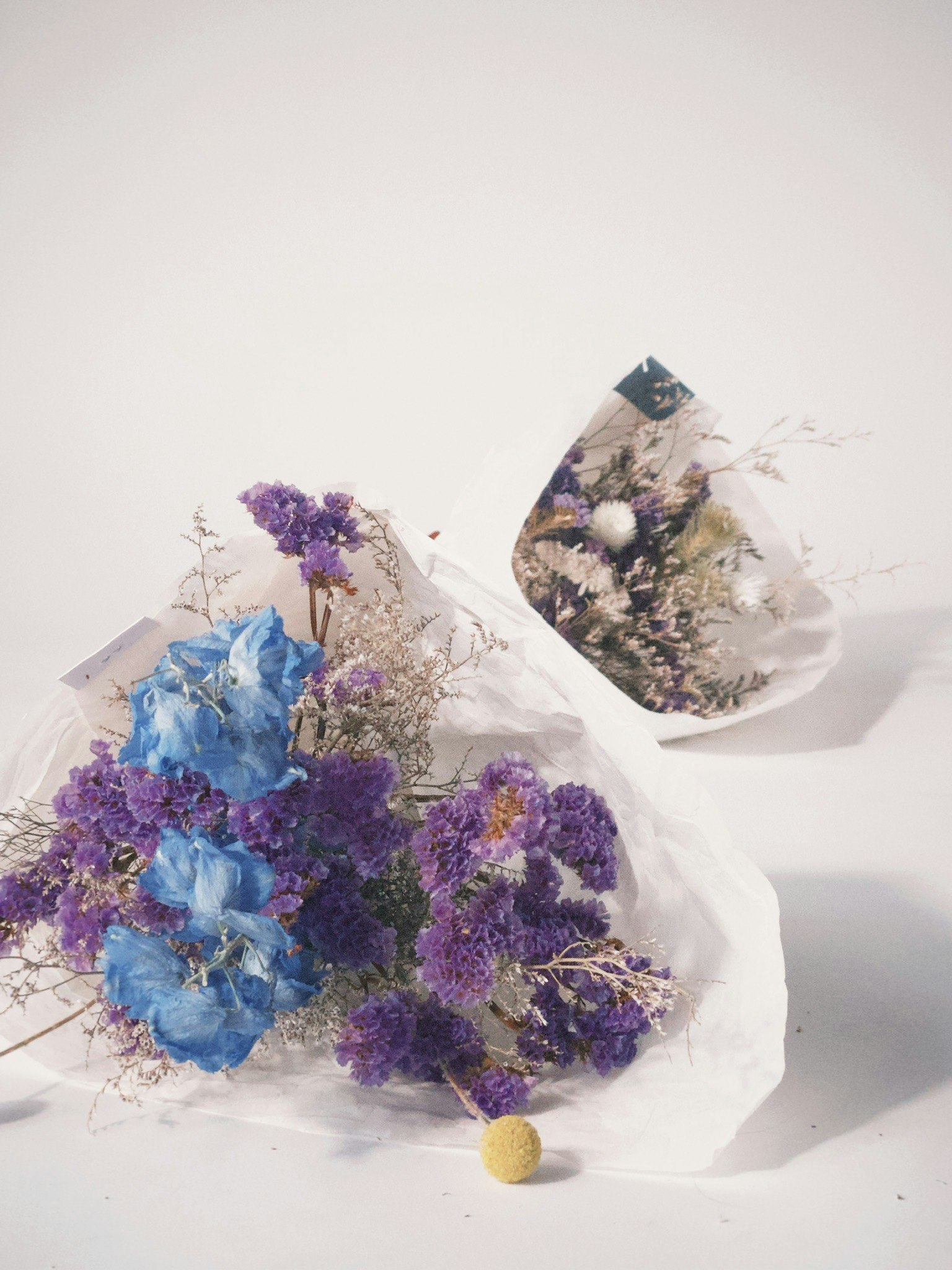 mazzi di fiori blu e viola su sfondo bianco