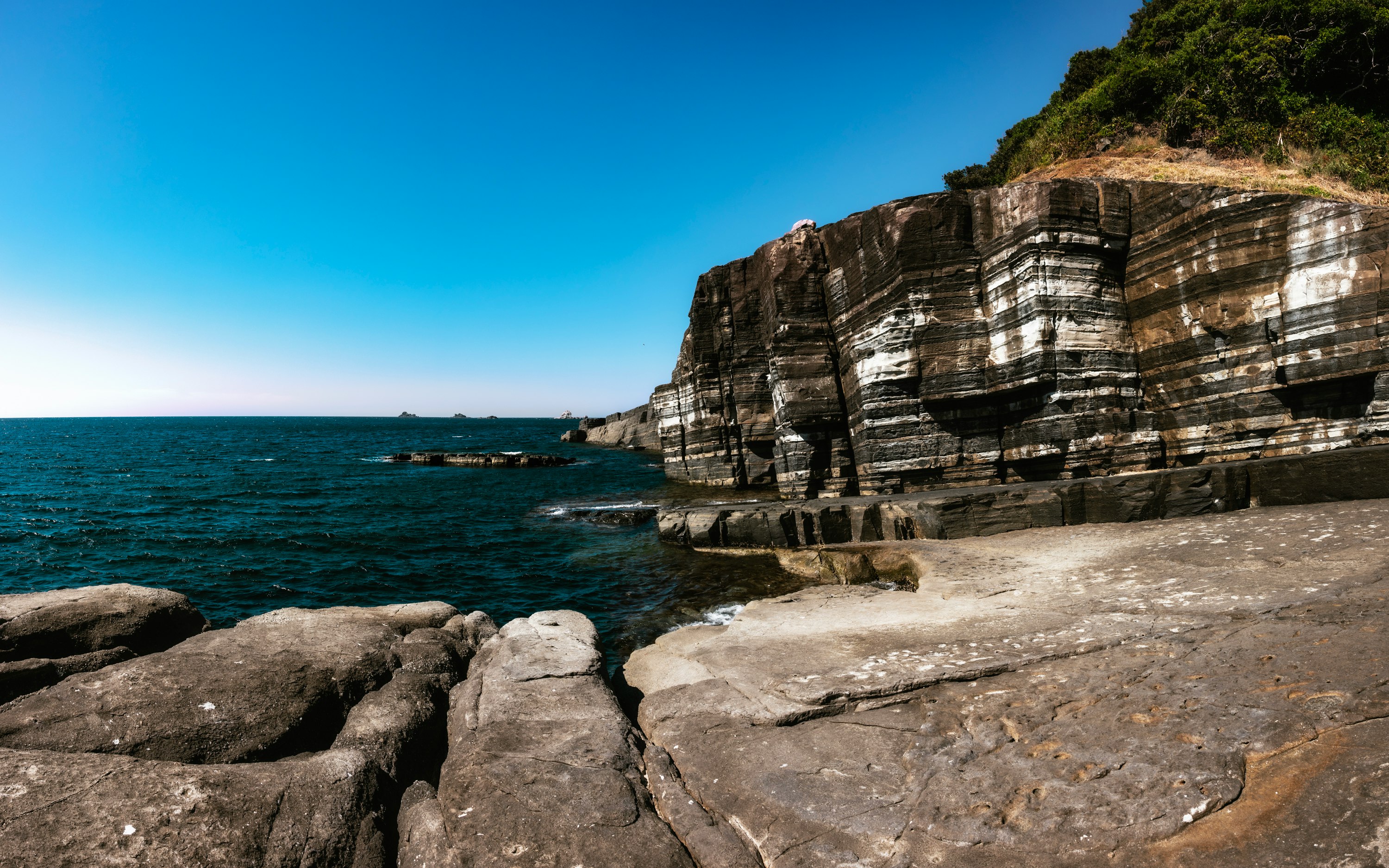 海边岩石海岸与悬崖海岸线