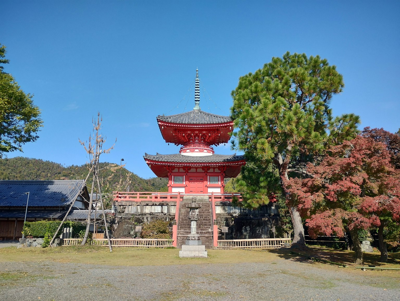 红色宝塔被绿色植物和蓝天环绕的风景