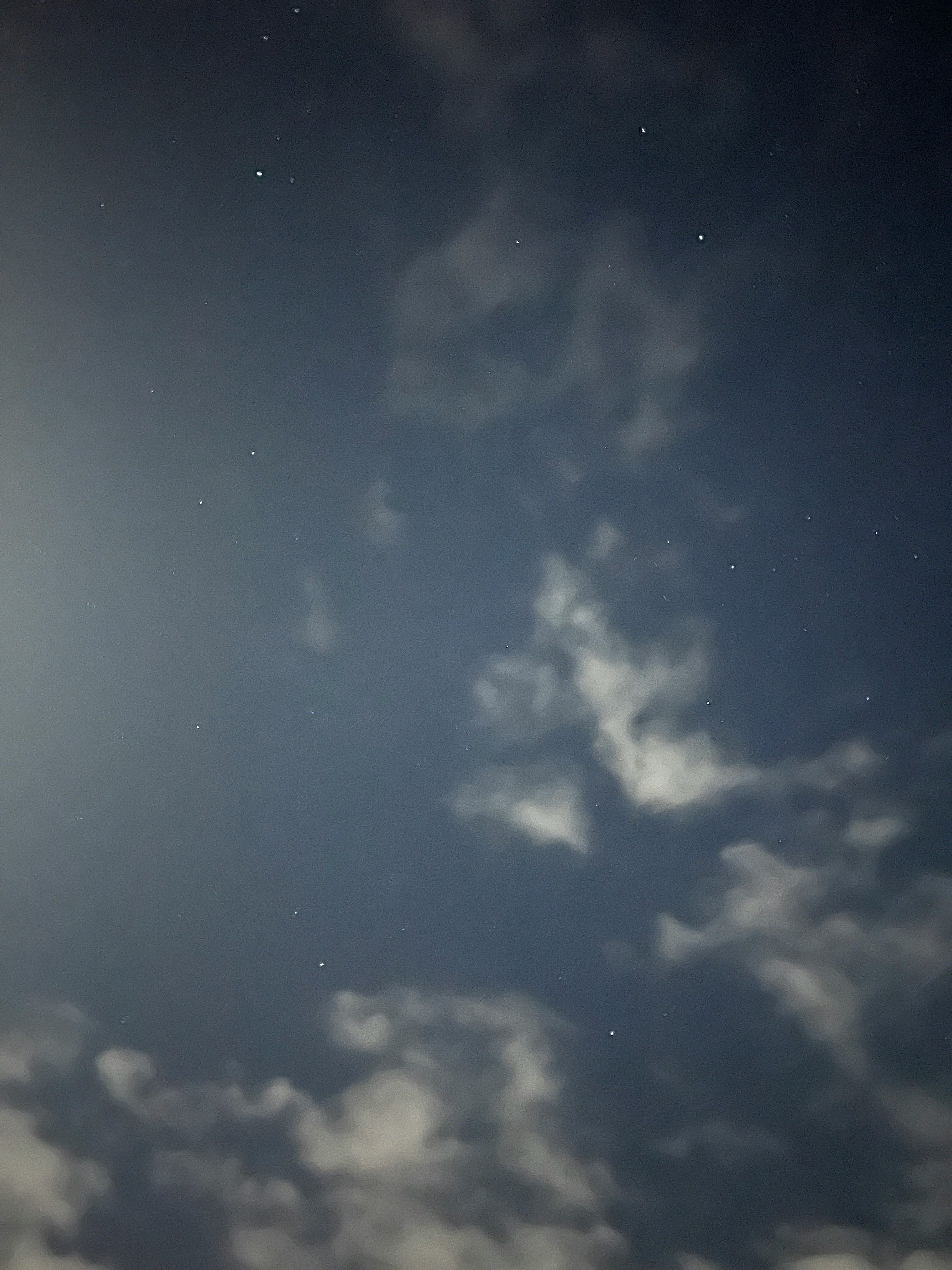 雲隙中的星空夜景