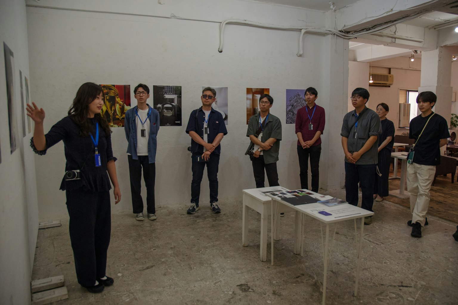 人们在艺术画廊参加导览,展示着艺术作品