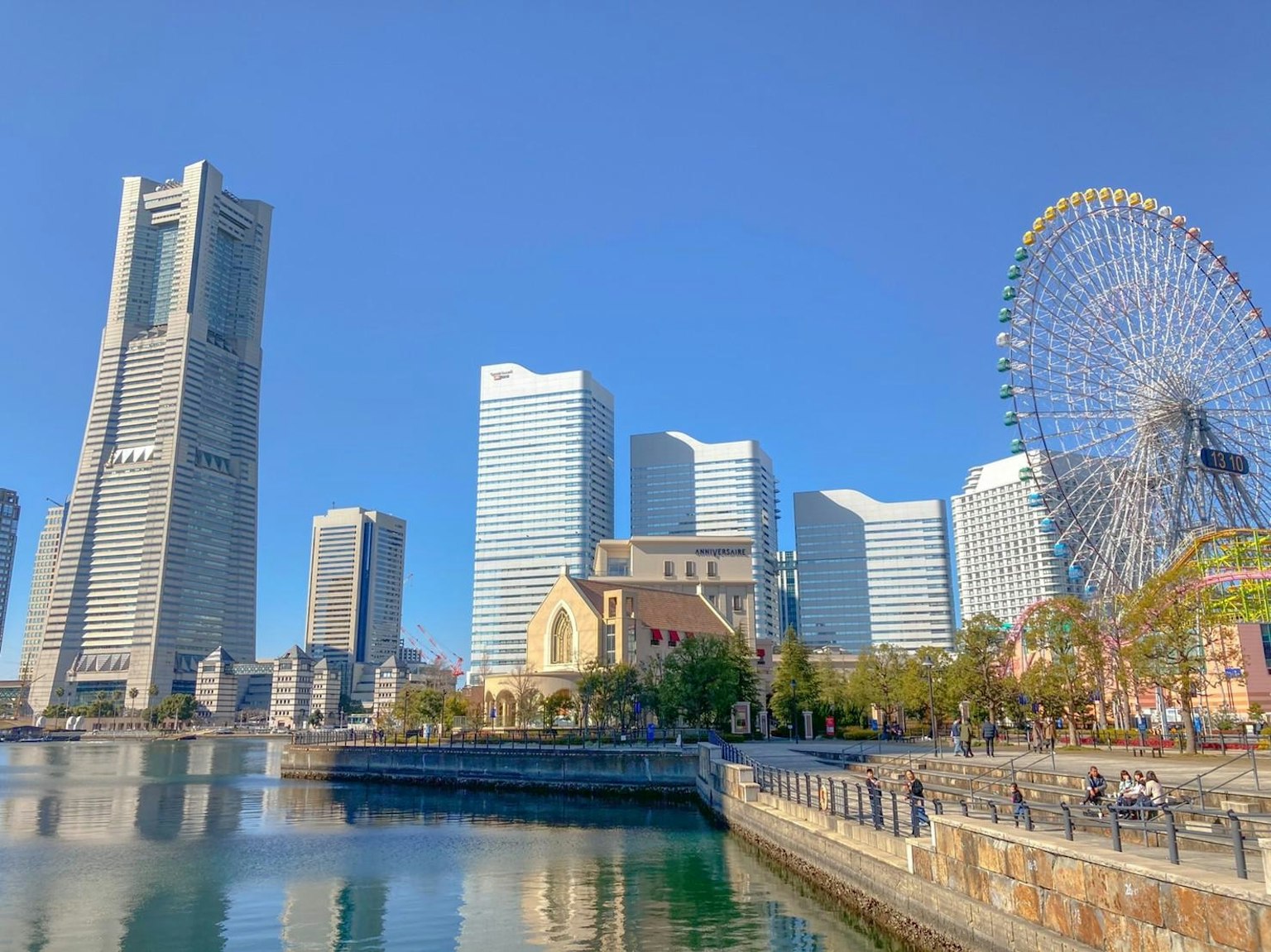 横滨现代天际线，包含摩天大楼和摩天轮