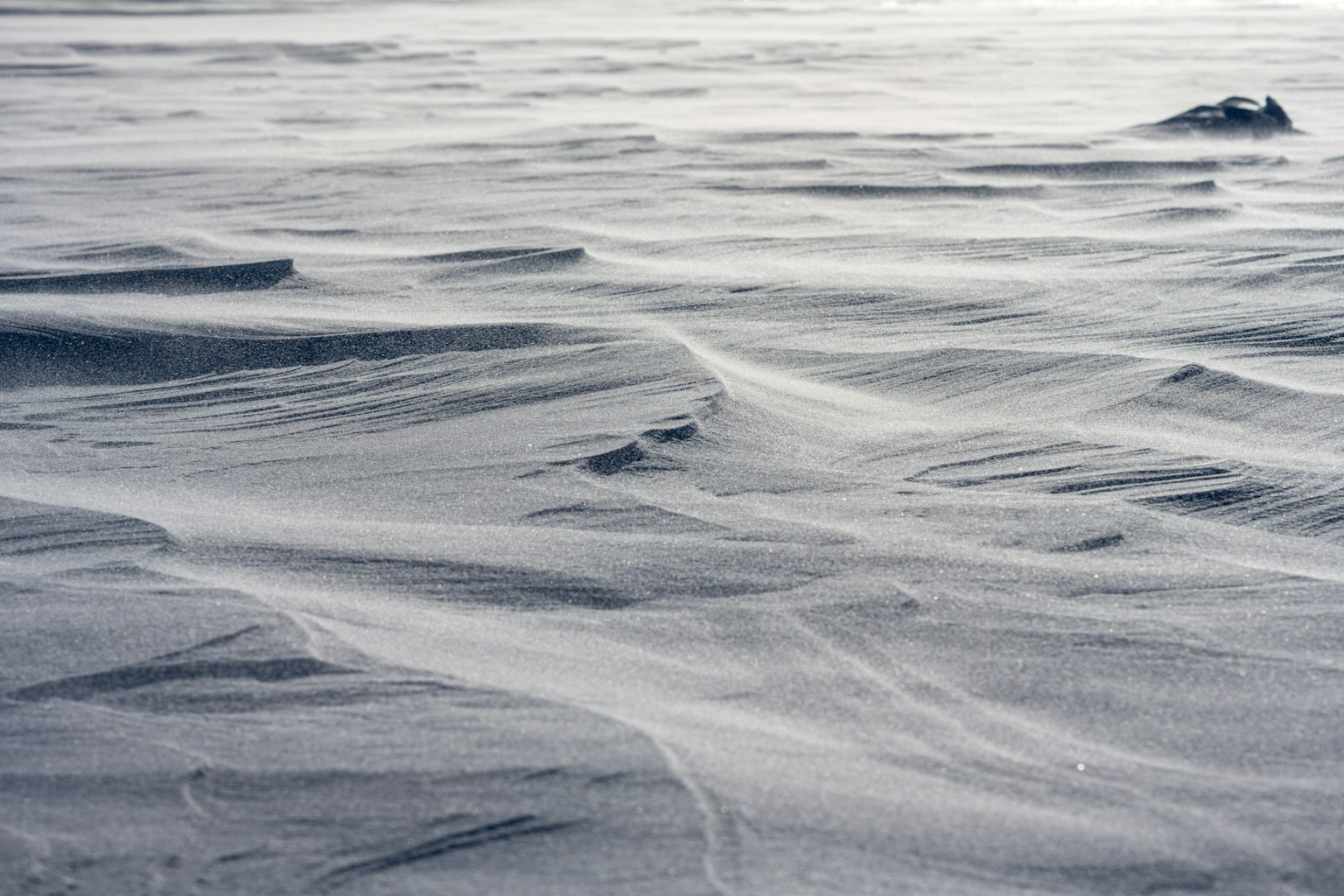 Ein ruhiger Strand mit von Wind geformten Sandmustern