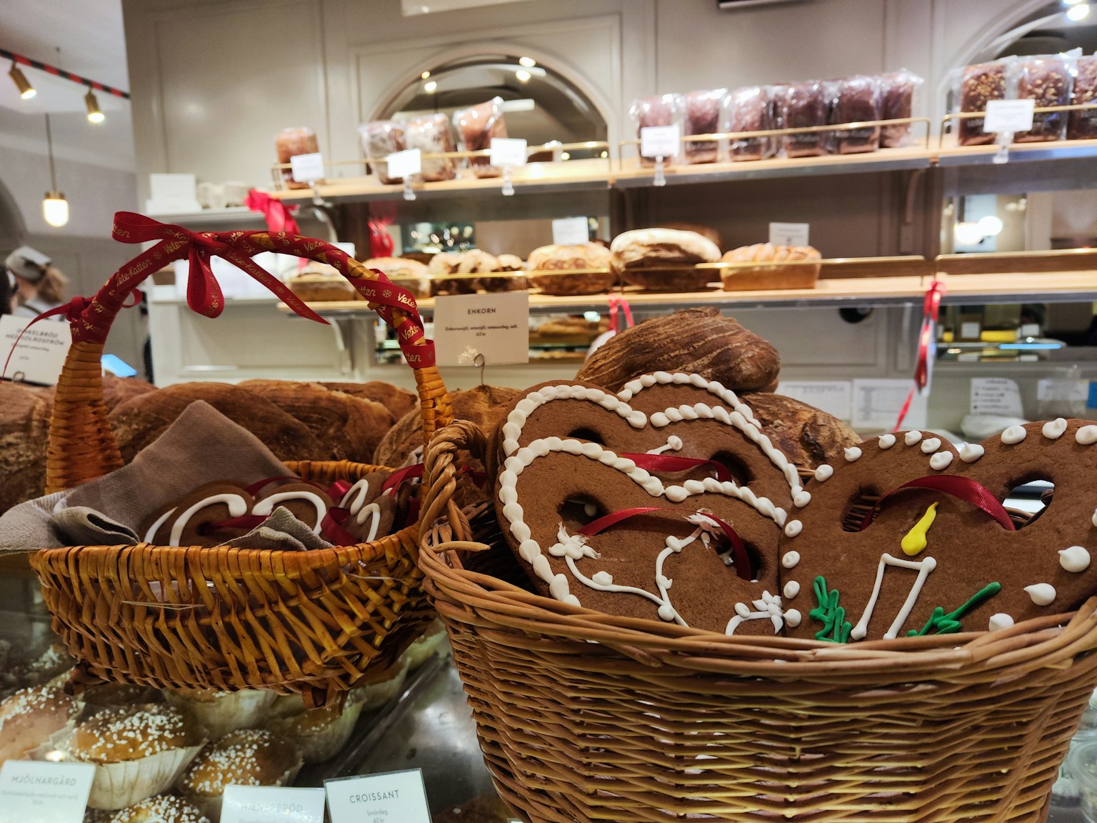 Cesti pieni di biscotti di pan di zenzero esposti in una panetteria