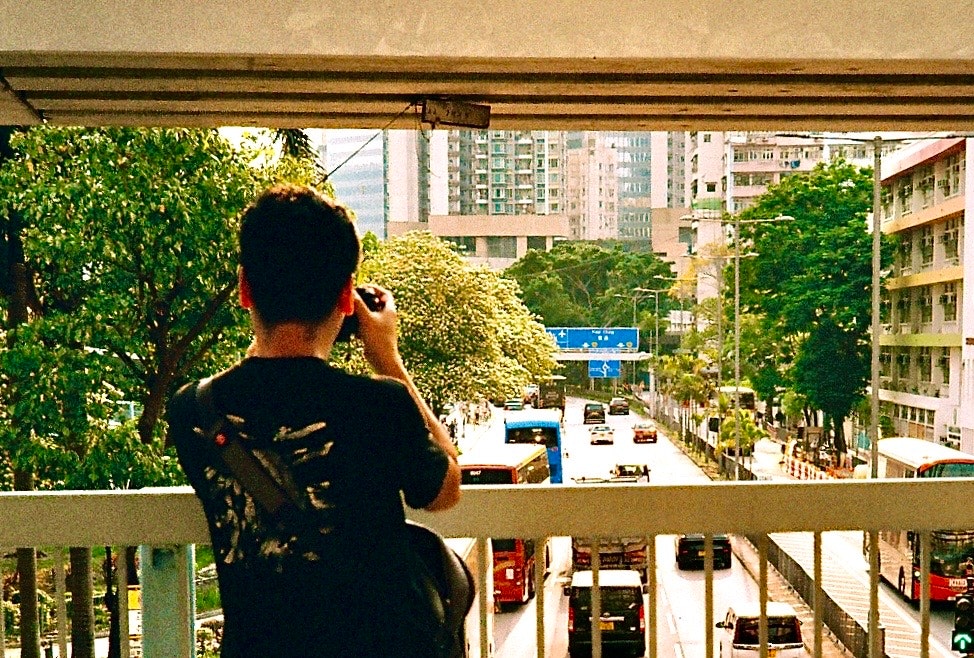 Vista dal balcone su una strada cittadina con auto