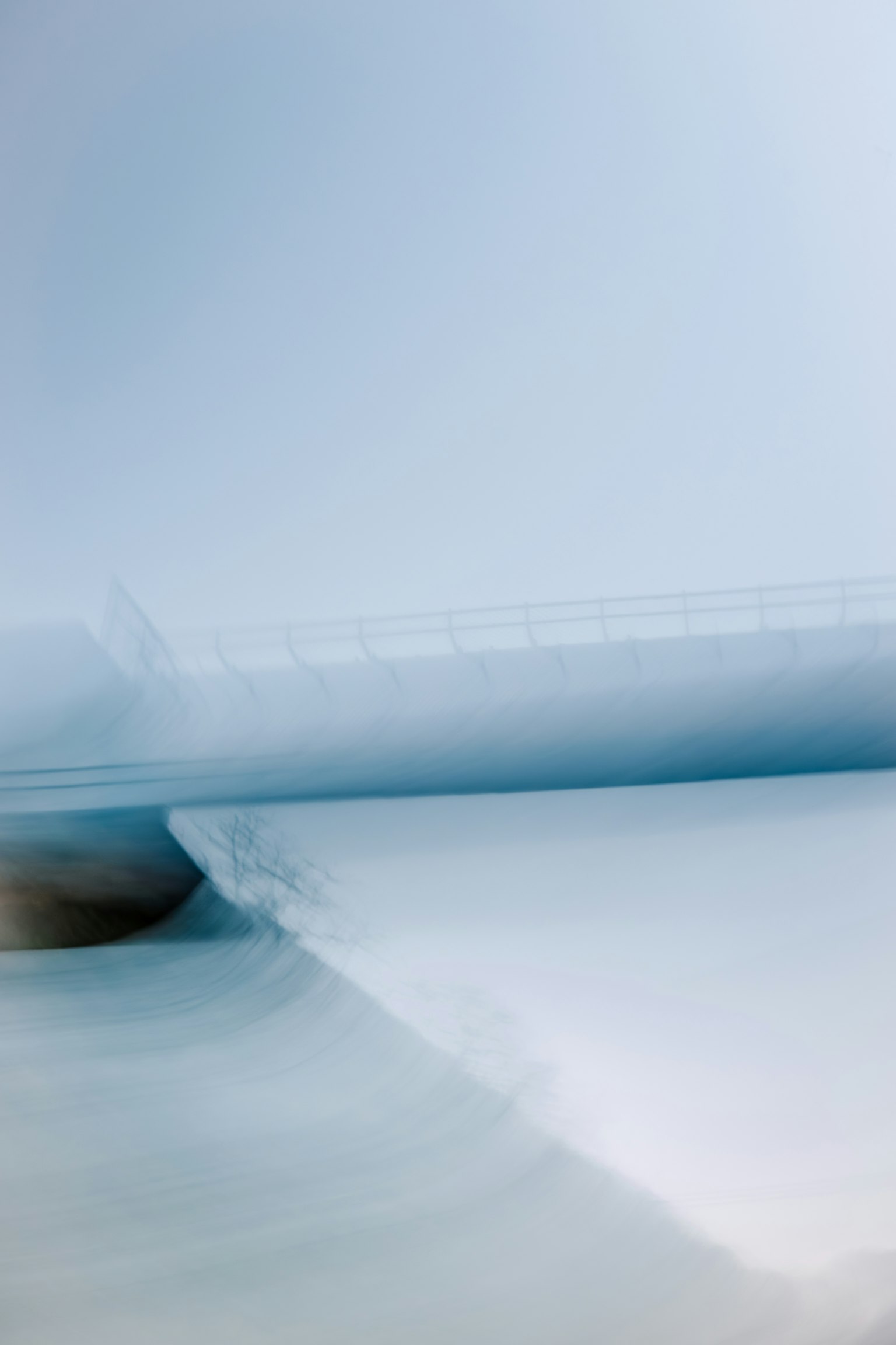Imagen abstracta con líneas y formas difusas sobre un fondo azul