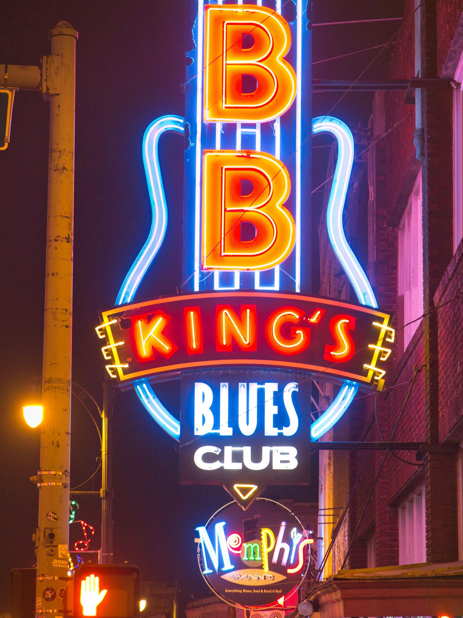 Papan neon BB King's Blues Club bersinar di malam hari