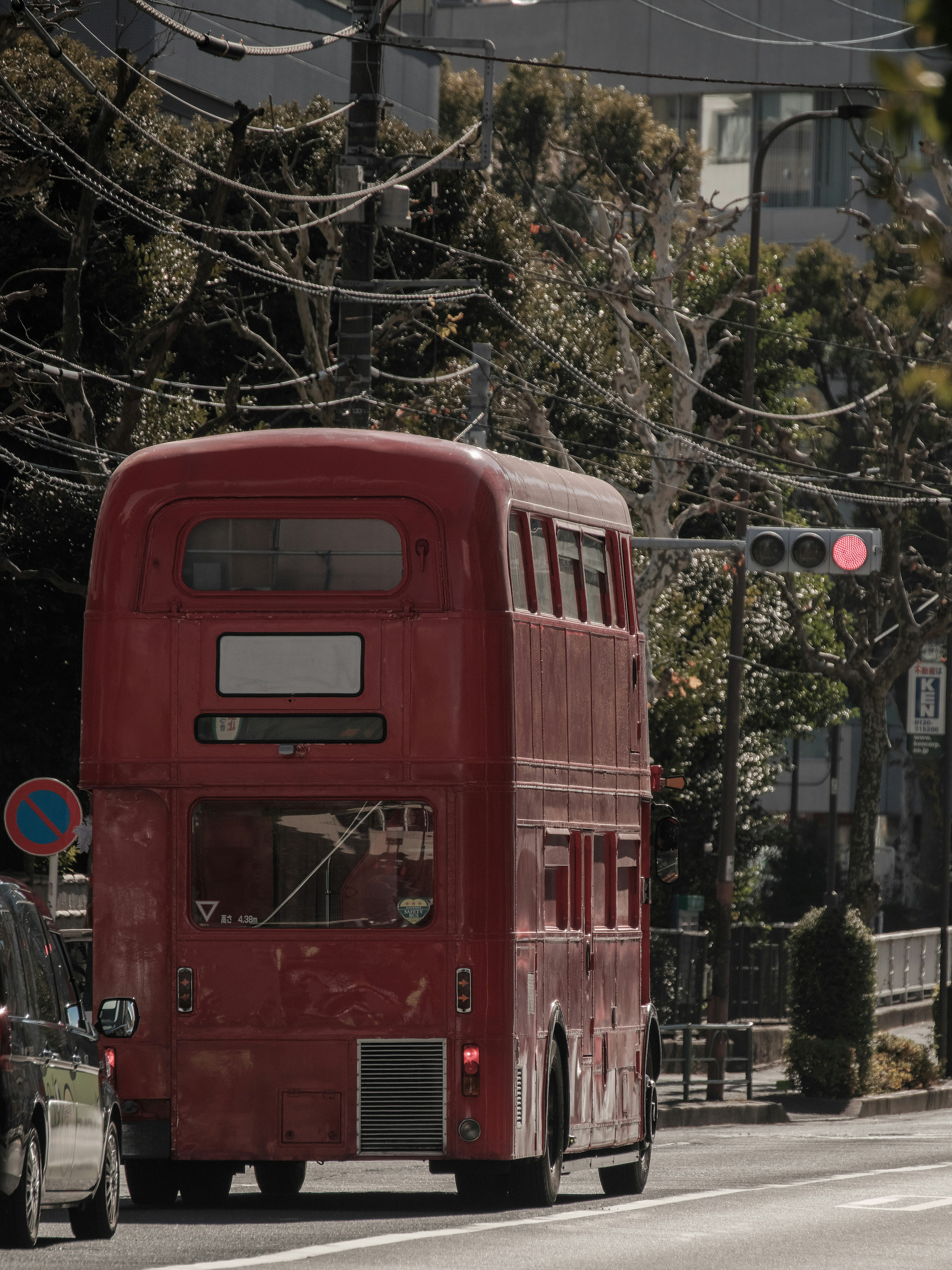 赤いバスが走る街の通りの風景