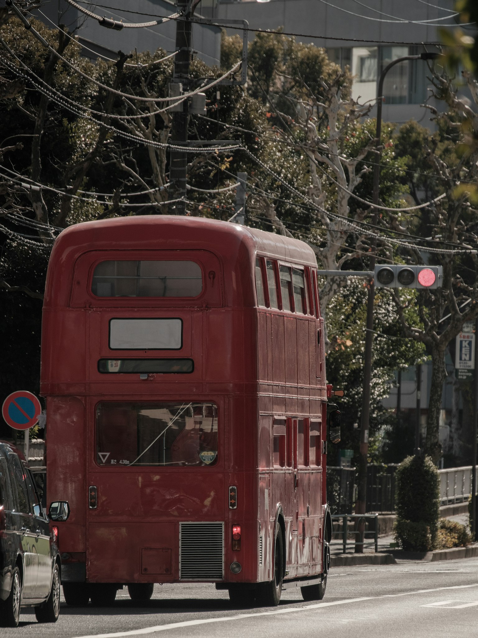 Autobus à impériale rouge dans une rue de la ville