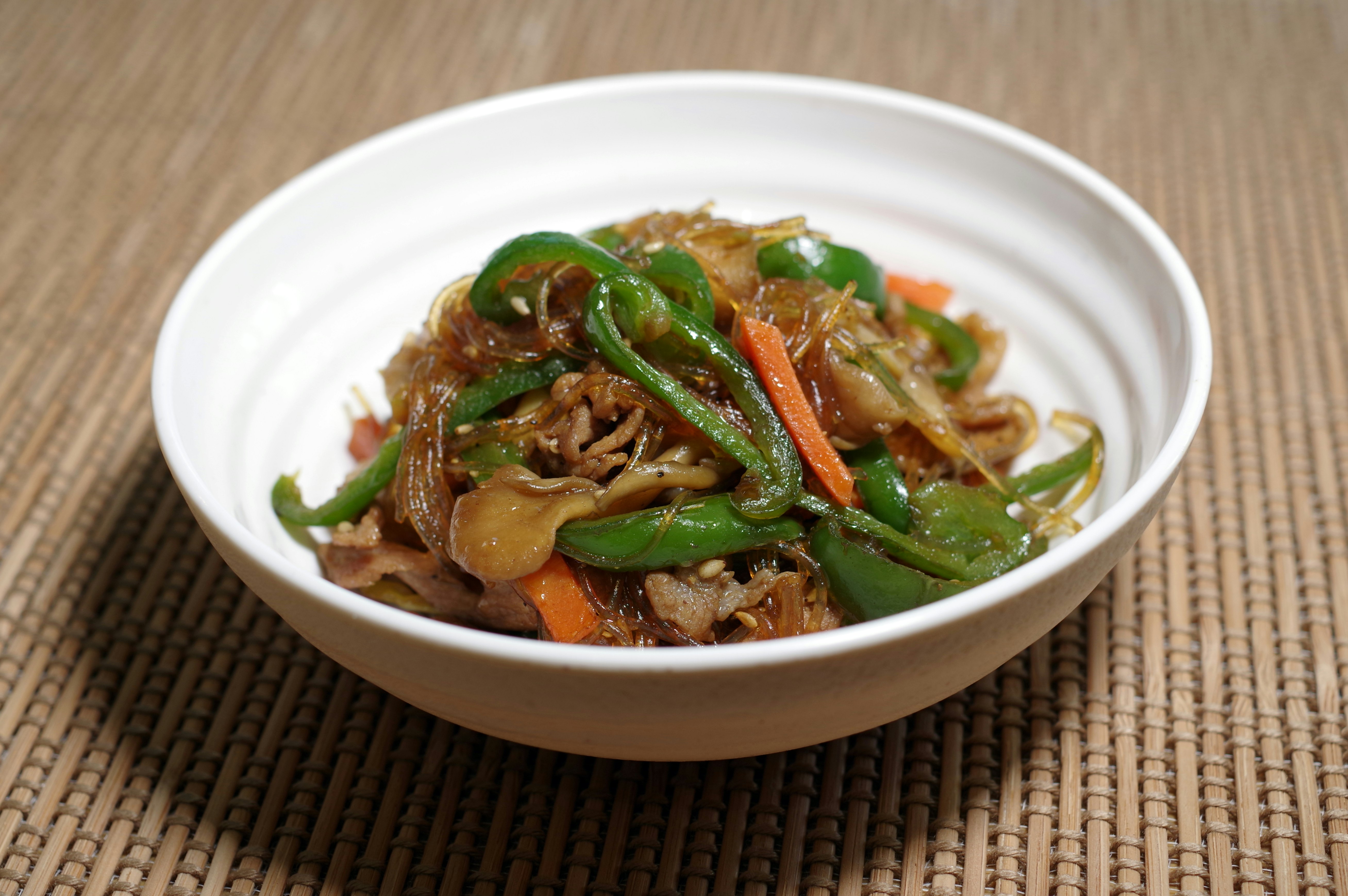 木の器に盛られた野菜と肉の炒め物