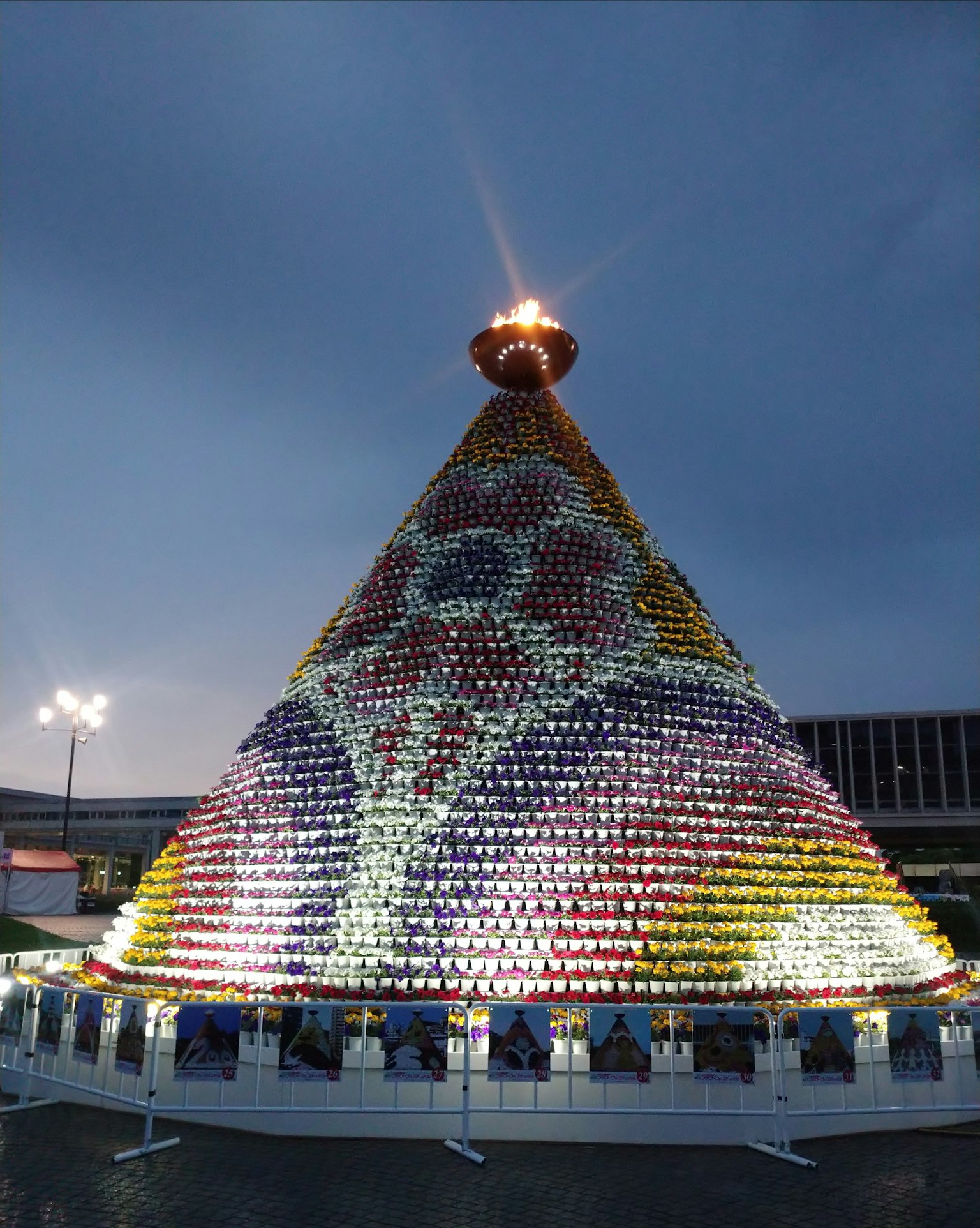 다채로운 조명으로 장식된 대형 피라미드 형태의 구조물 생동감 있는 분위기