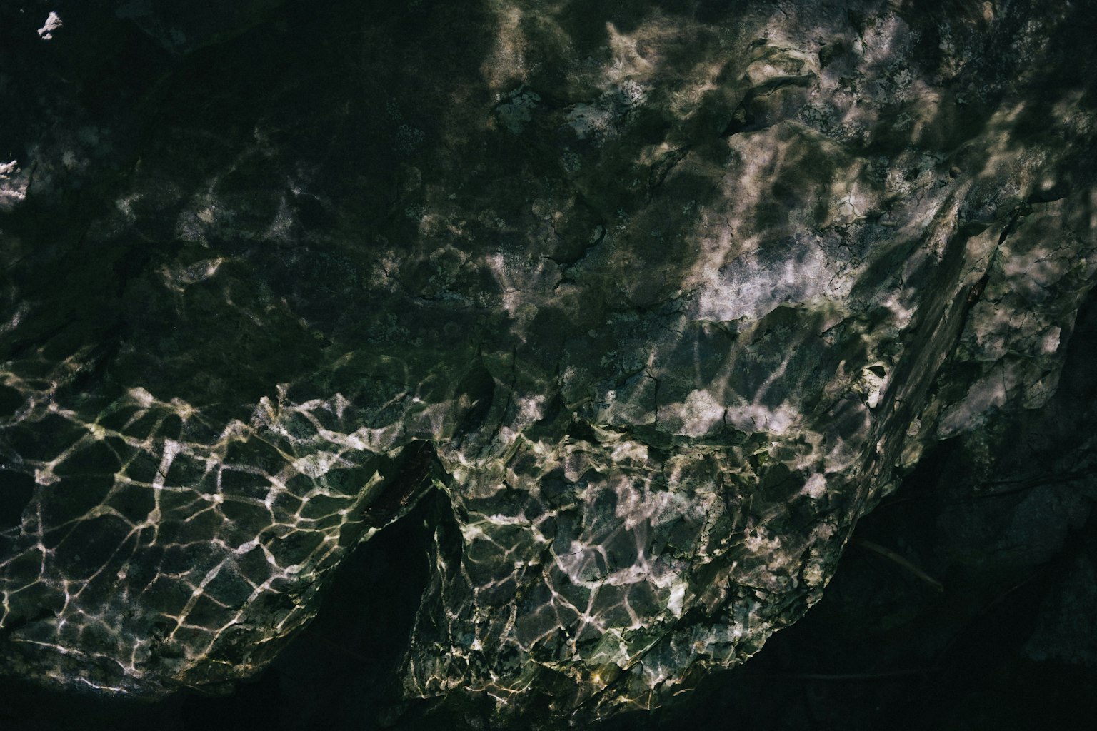 Abstrakte Muster von Licht und Schatten auf der Wasseroberfläche reflektiert