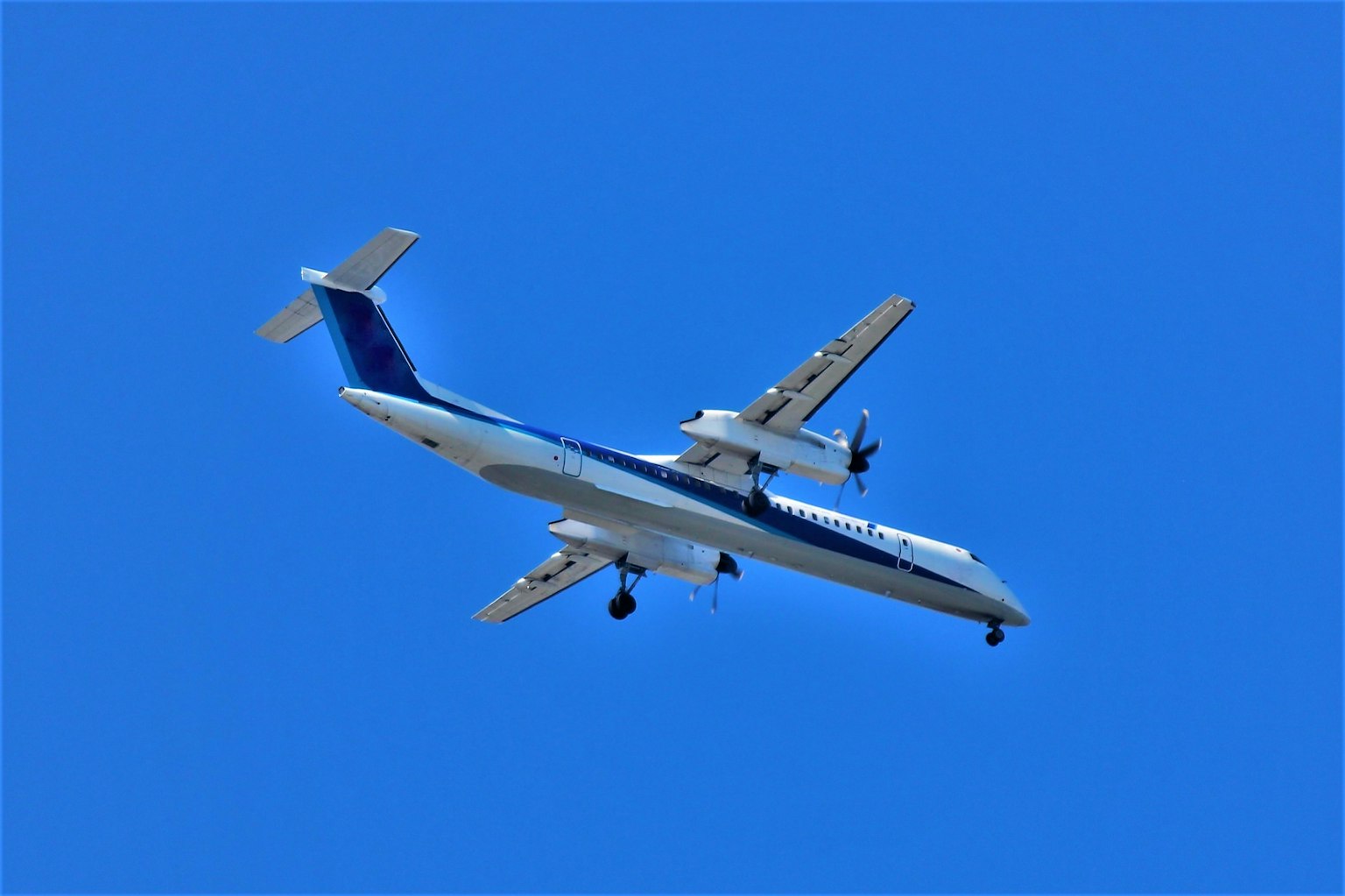 Avión volando contra un cielo azul claro