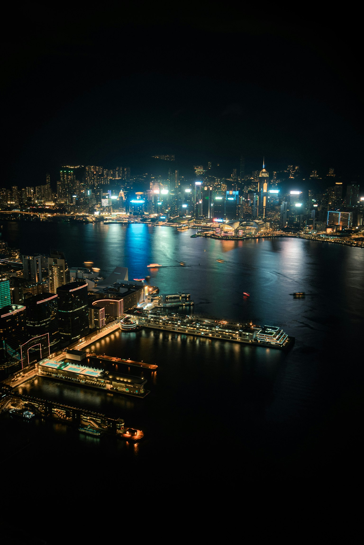 Magnifique vue nocturne du port de Hong Kong avec des gratte-ciel illuminés