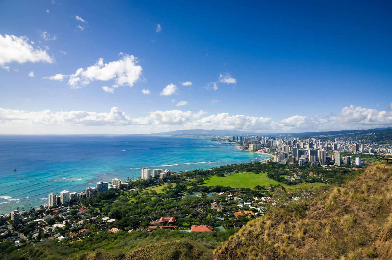Vista panoramica della costa di Honolulu e del cielo blu