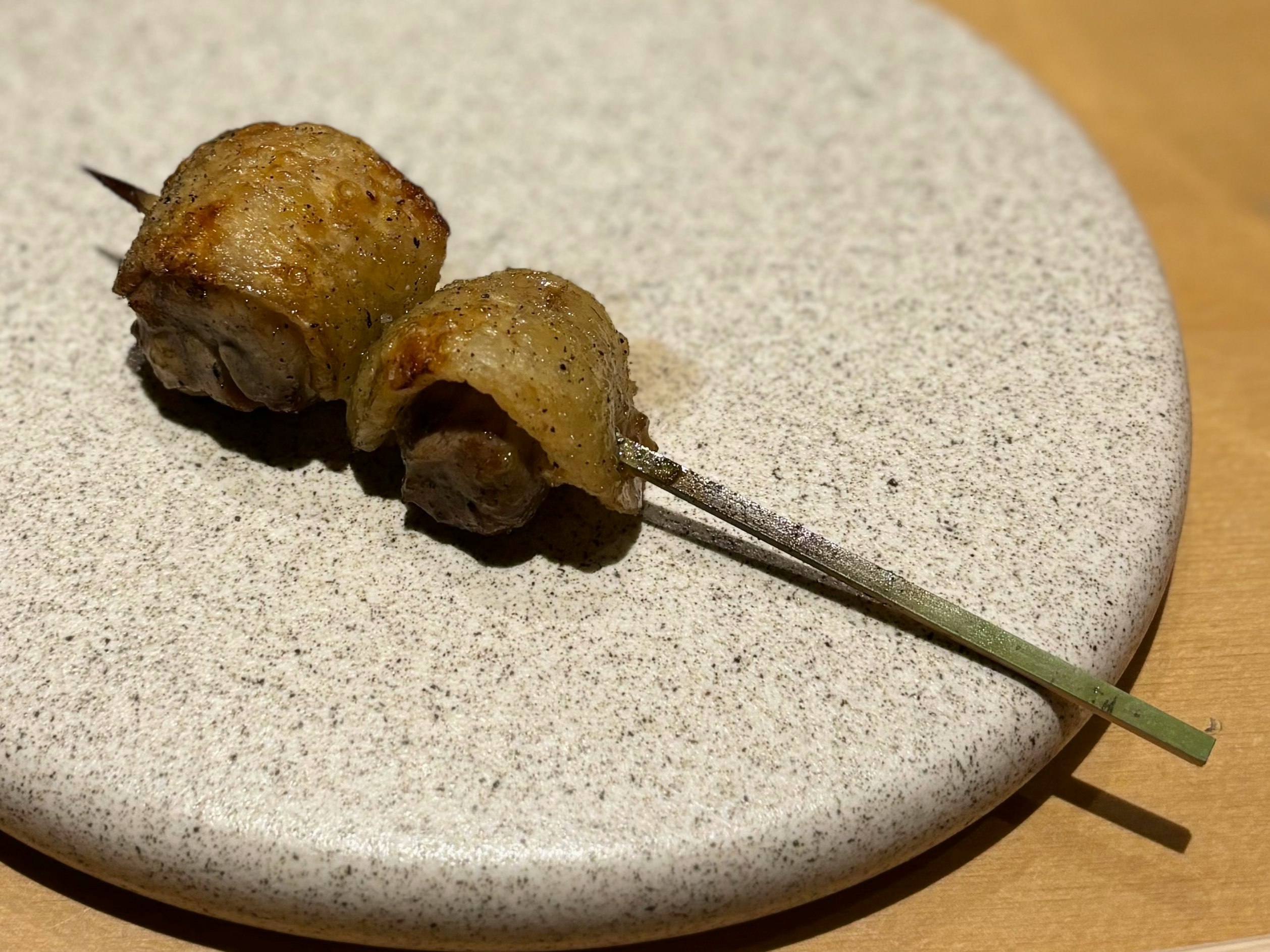 盤中烤雞肉丸串