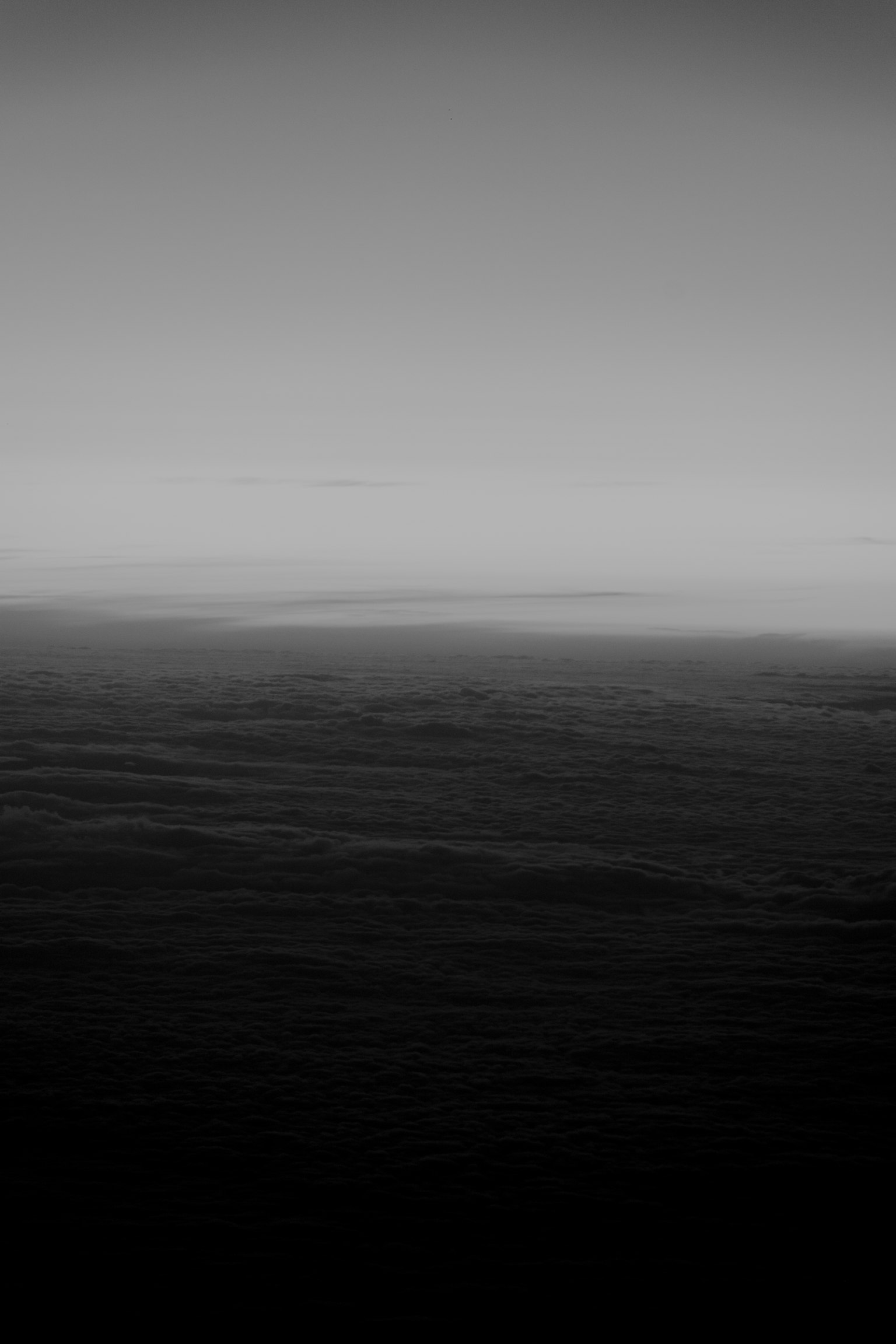 Paisaje marino en blanco y negro con un horizonte distante
