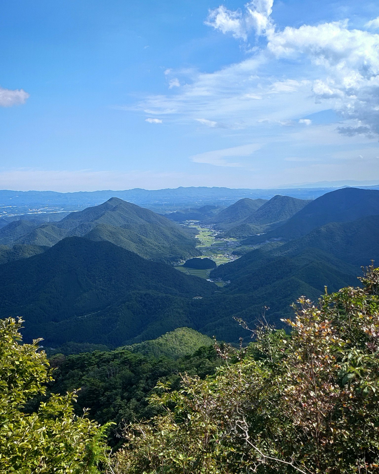 Bellissimo paesaggio di montagne e cielo blu valle verde che si estende