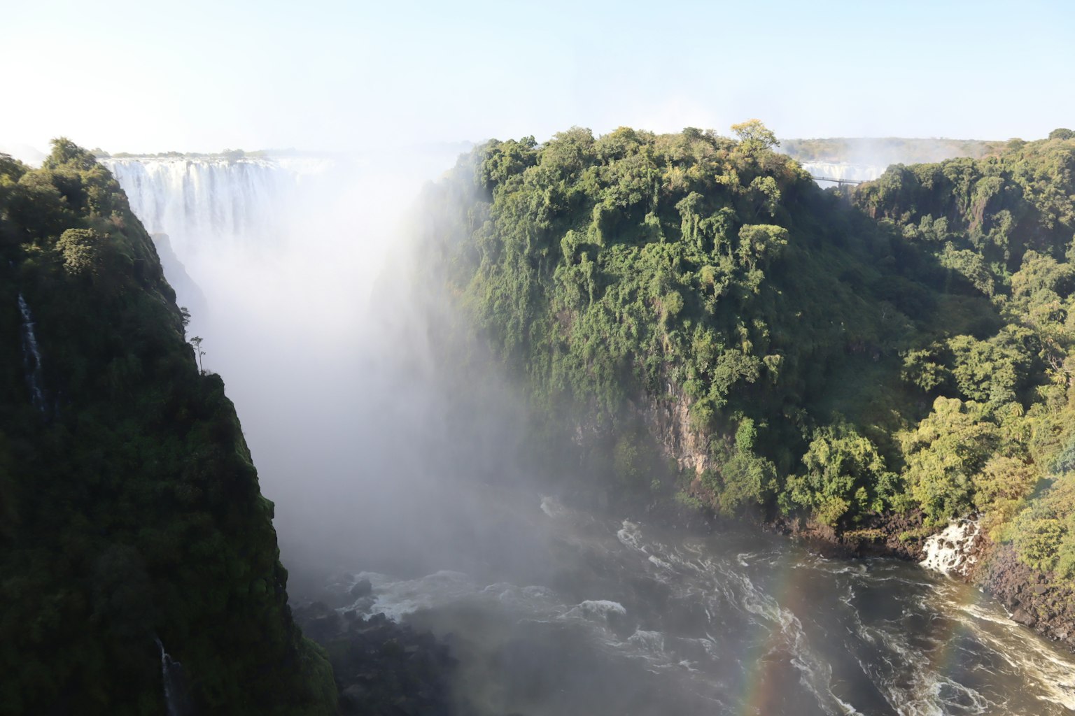 Pemandangan megah Air Terjun Iguazu tebing rimbun dan aliran air berkabut
