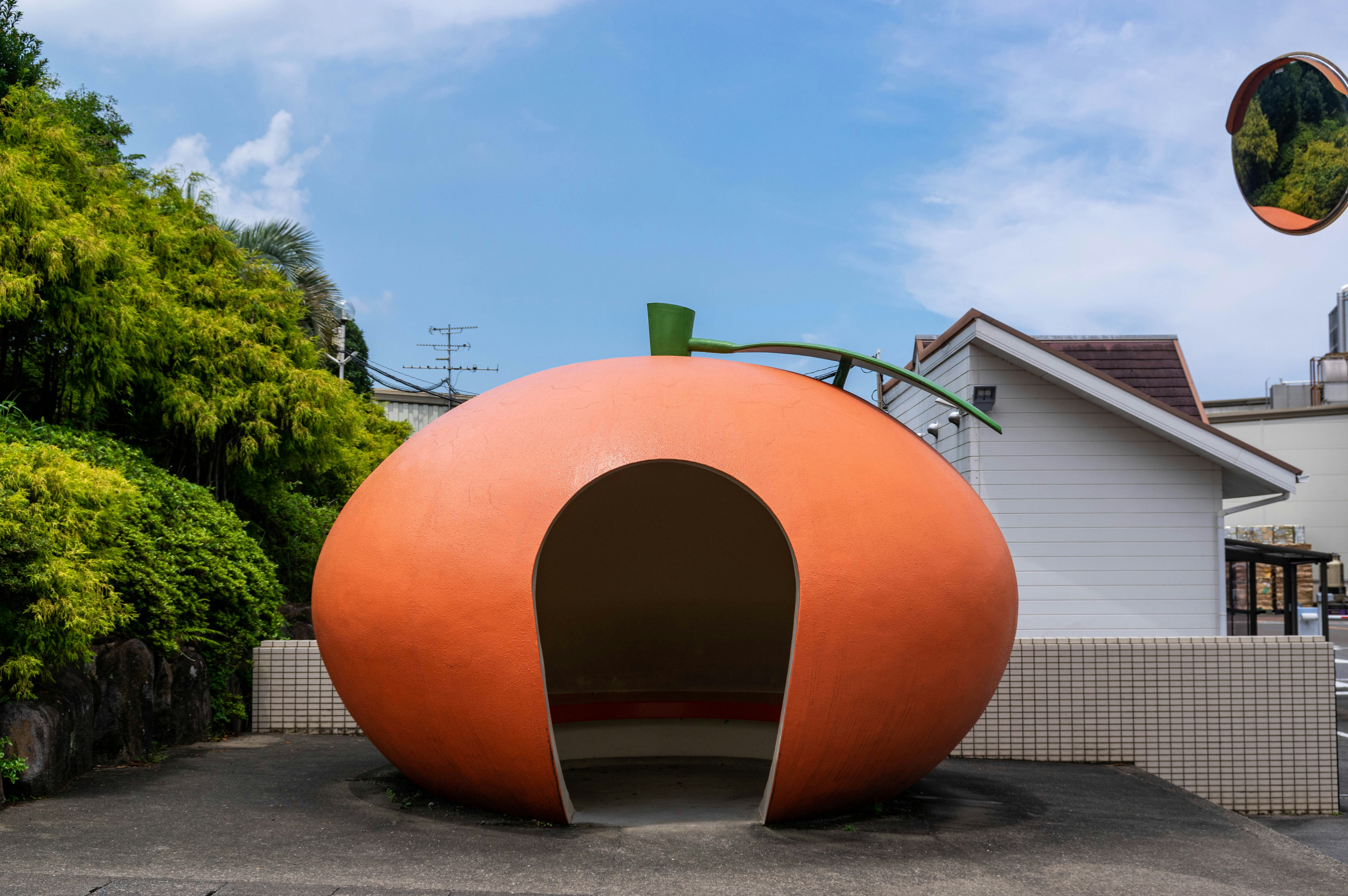オレンジ色の丸いドーム型建物の入口