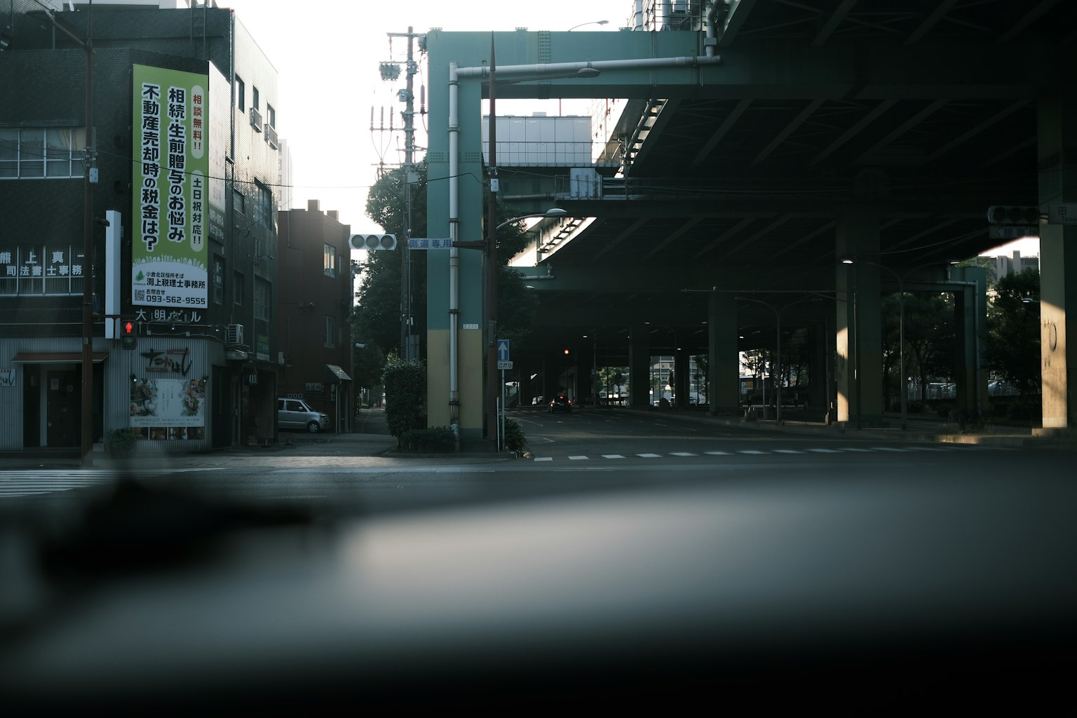 Paisaje urbano que muestra una carretera y una autopista elevada