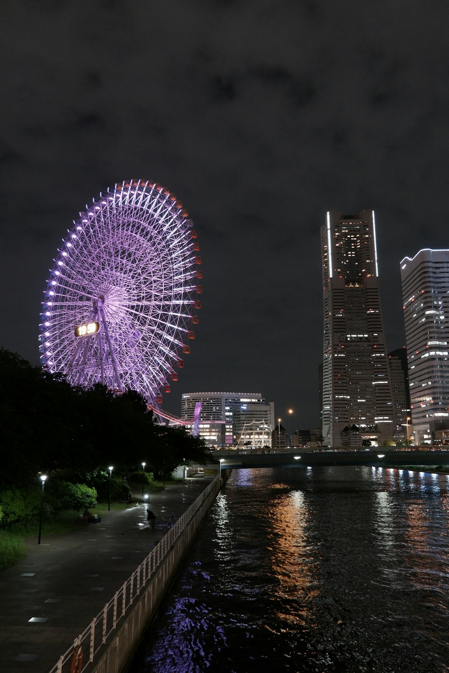 Vista notturna della ruota panoramica e dello skyline di Yokohama