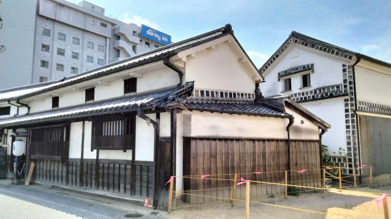 Exterior de una casa japonesa tradicional con edificios modernos al fondo