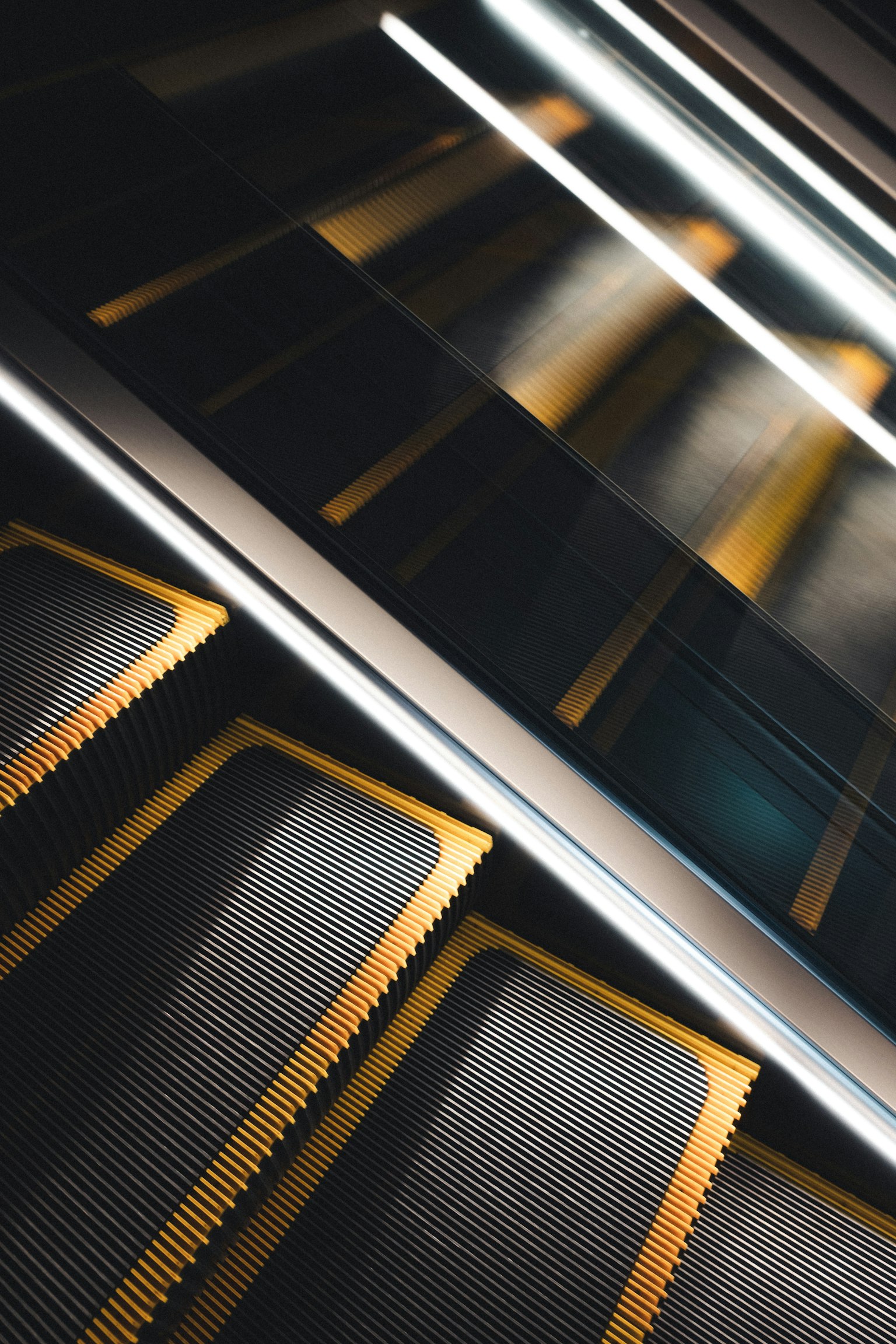 エスカレーターのステップが見える近接ショット 光の反射が特徴的